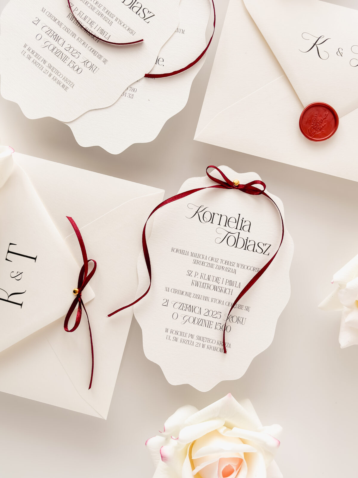 zaproszenie ślubne z kokardą w kolorze bordo