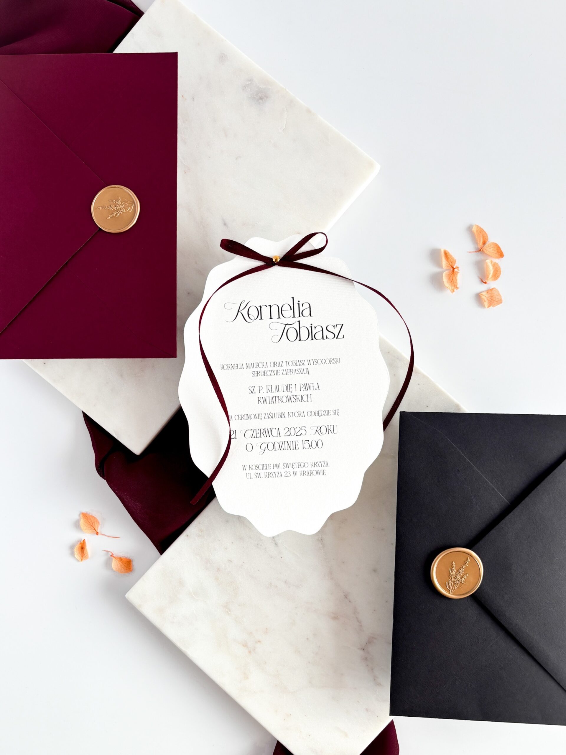 nowoczesne zaproszenie ślubne bordowe, bordowa wstążka, złoty pin