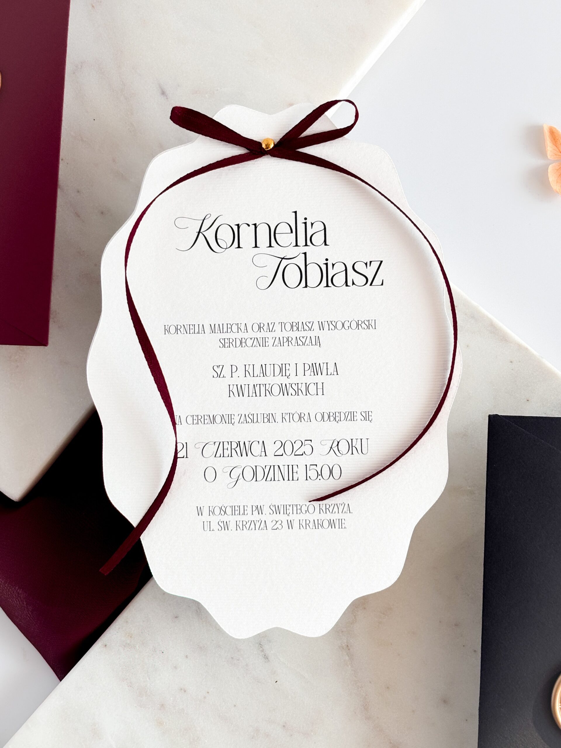 zaproszenie ślubne wycinane z kokardą w kolorze bordo