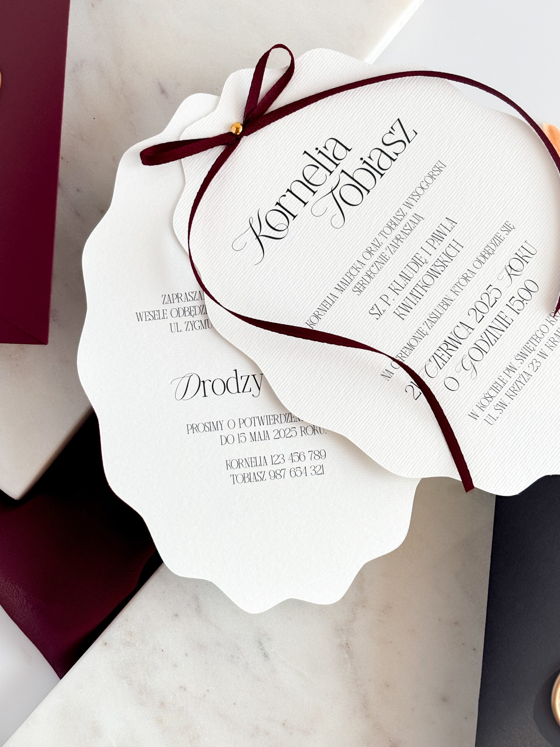 Zaproszenie ślubne z bordową wstążką – ujęcie 3 zestaw dwóch kart zaproszenia ślubnego z bordową wstążką i kartą rsvp