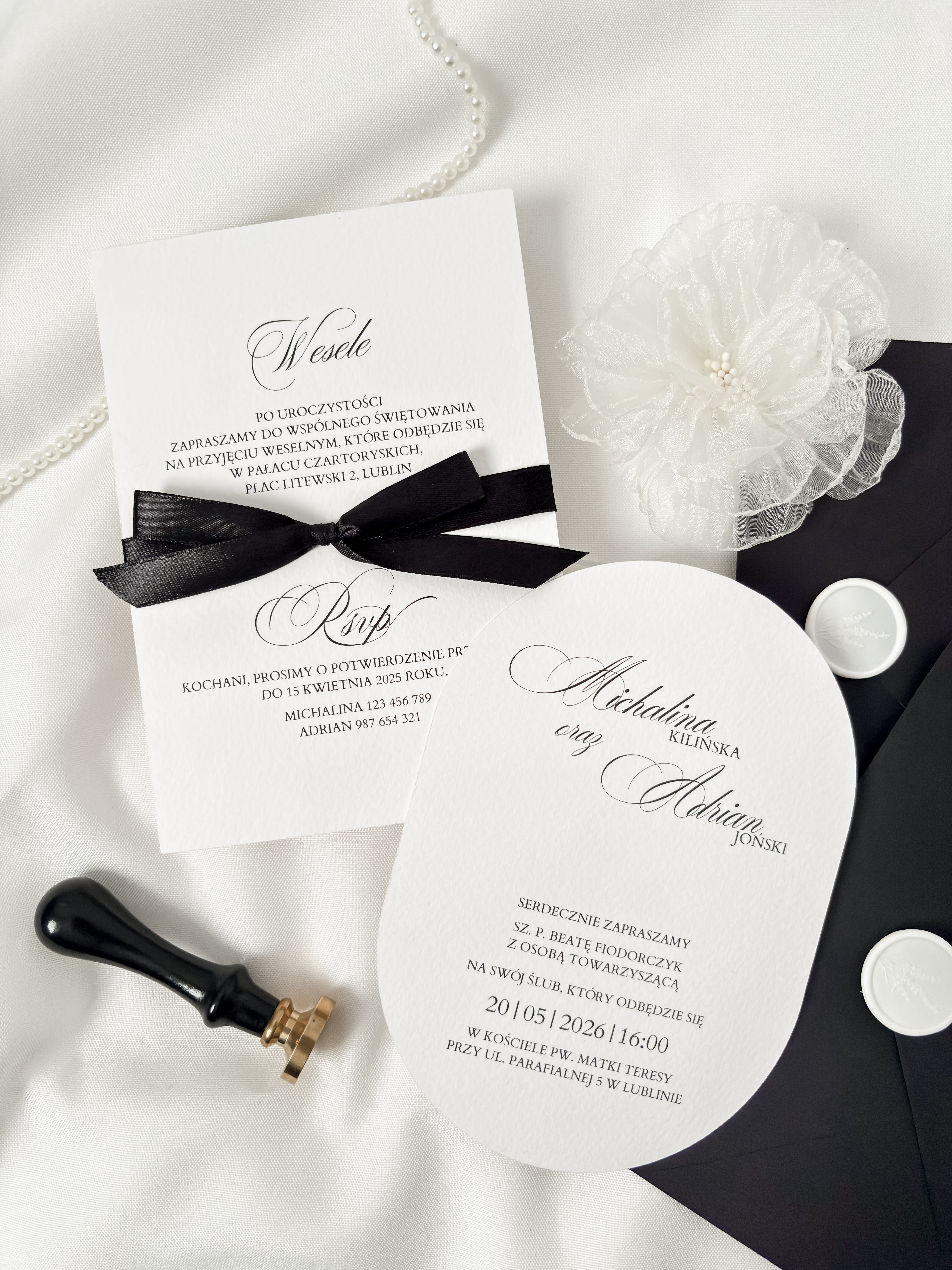 Zaproszenie ślubne w stylu old money z czarną wstążką