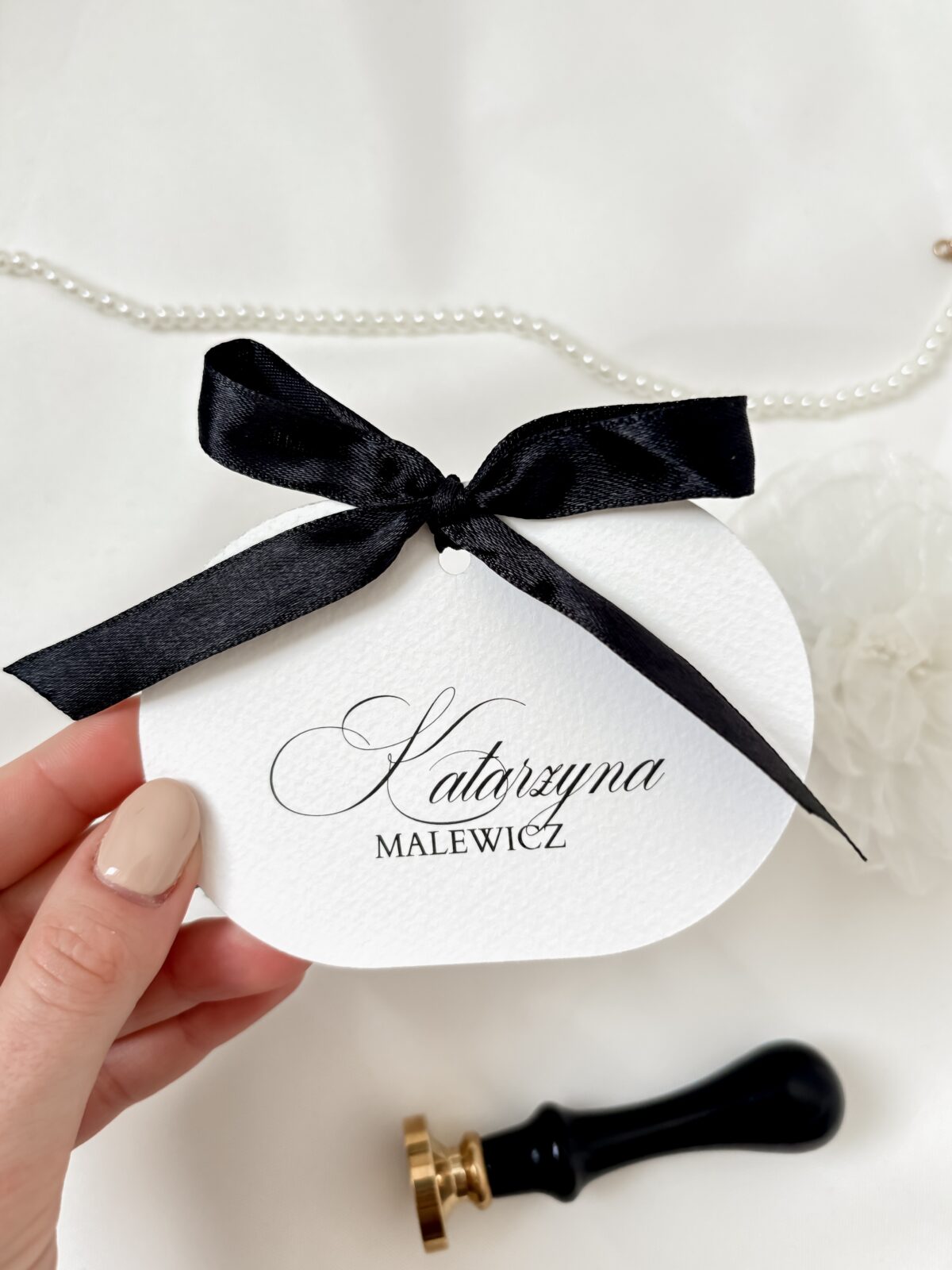 winietka w stylu old money z czarną kokardką