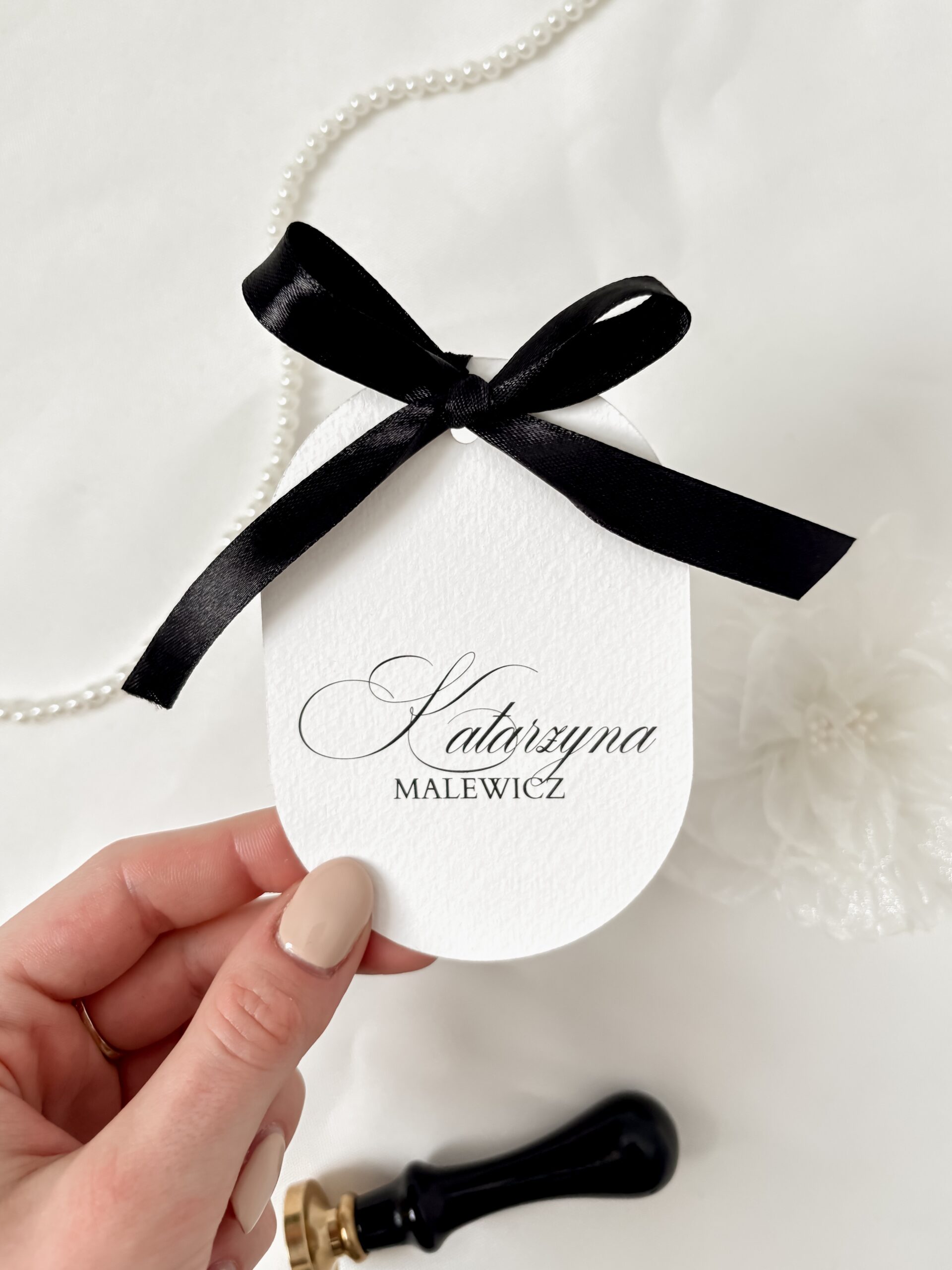 winietka leżąca z czarną kokardą na stół weselny