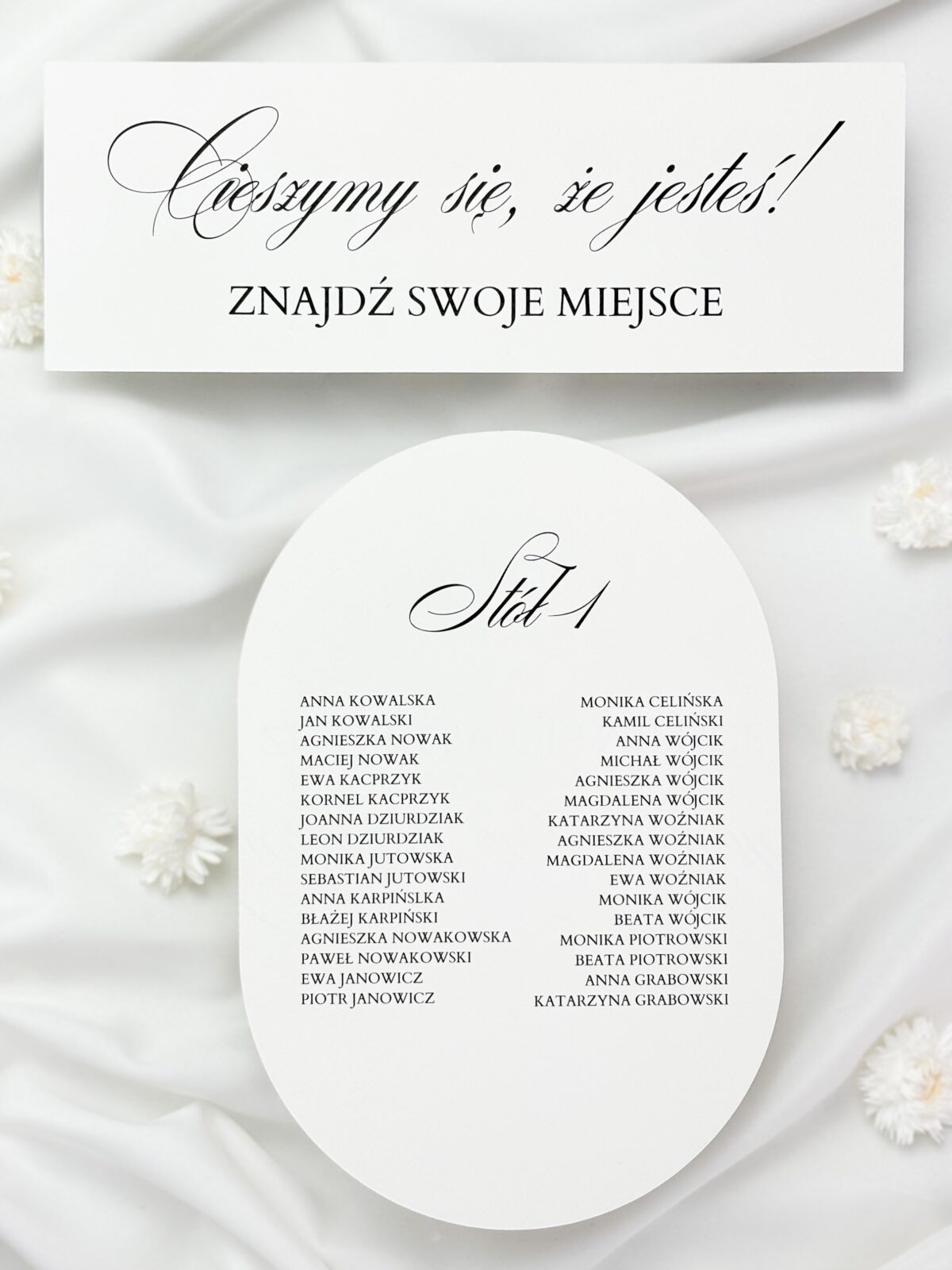 elegancka owalna karta z usadzeniem gości weselnych