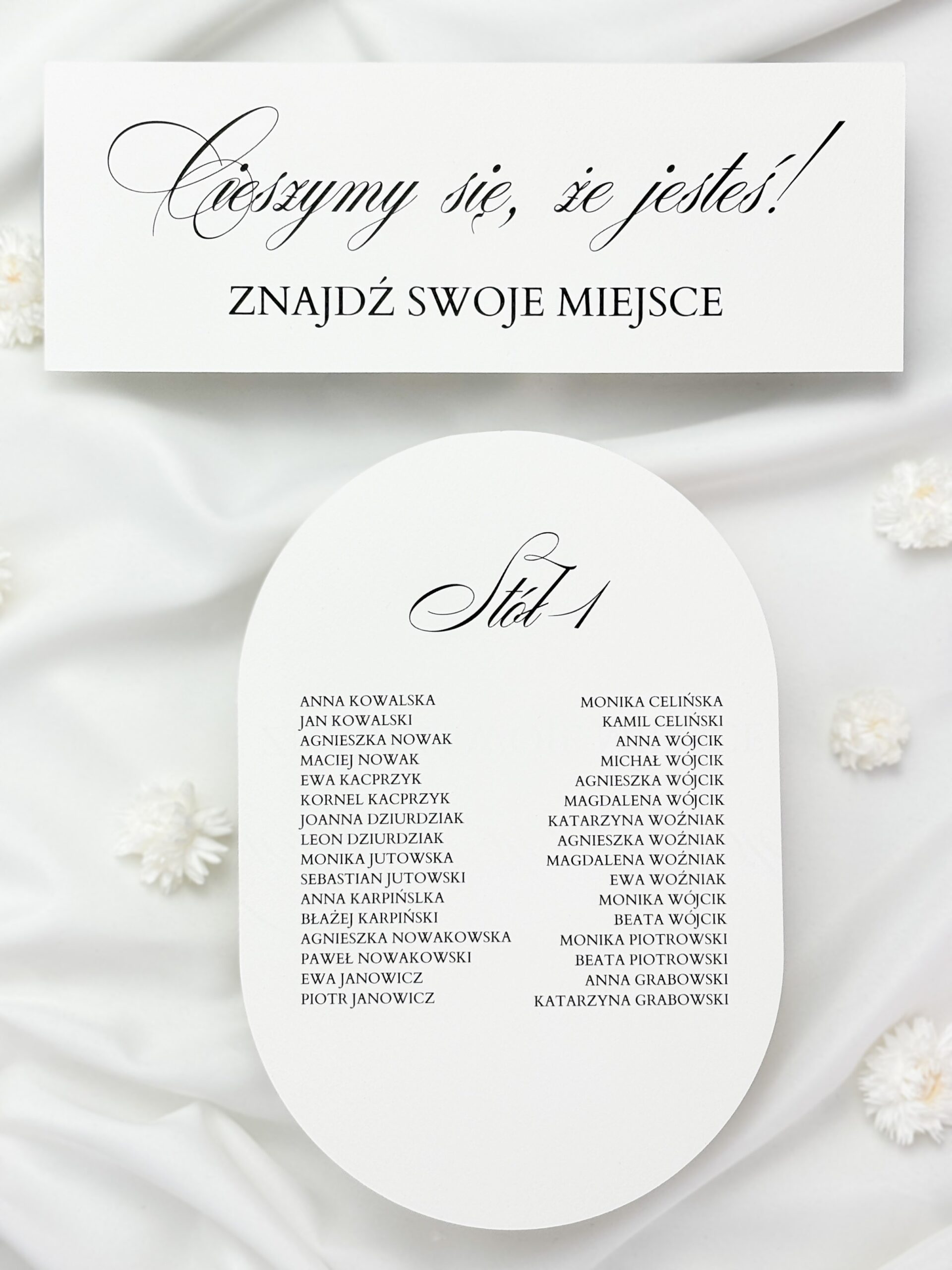 elegancka owalna karta z usadzeniem gości weselnych