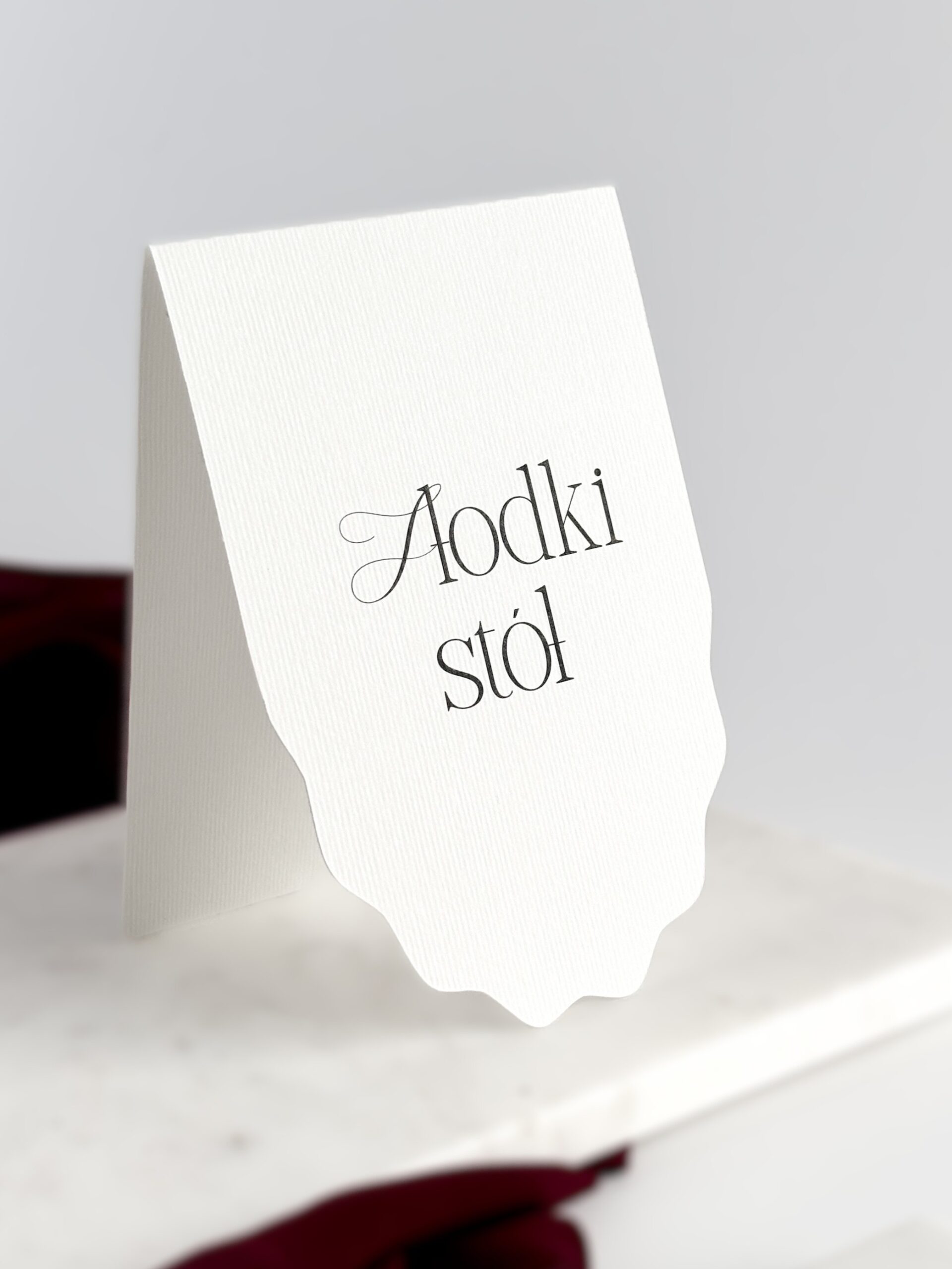 Karta informacyjna Vivienne na białym tle, kształt falowany, napis Słodki Stół