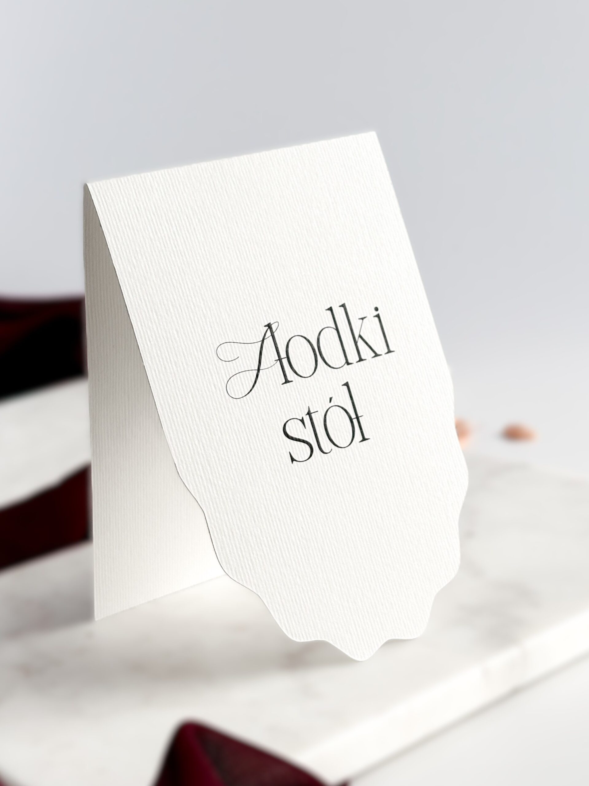 Nowoczesna karta informacyjna z napisem Słodki Stół, papier fakturowany