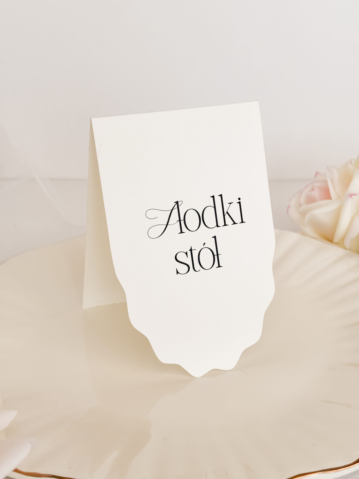 Karta informacyjna Vivienne na białym tle, kształt falowany, napis Słodki Stół