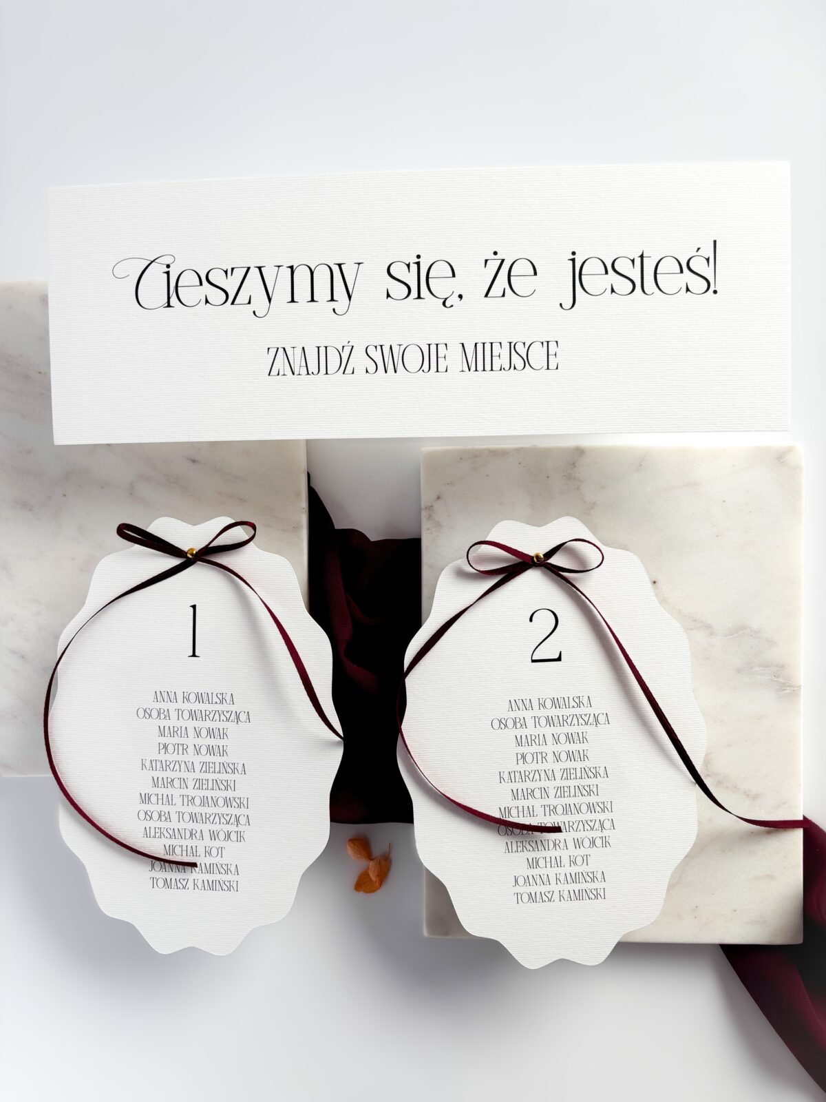 Karty A5 z usadzeniem gości z bordową wstążką kolekcja Vivienne