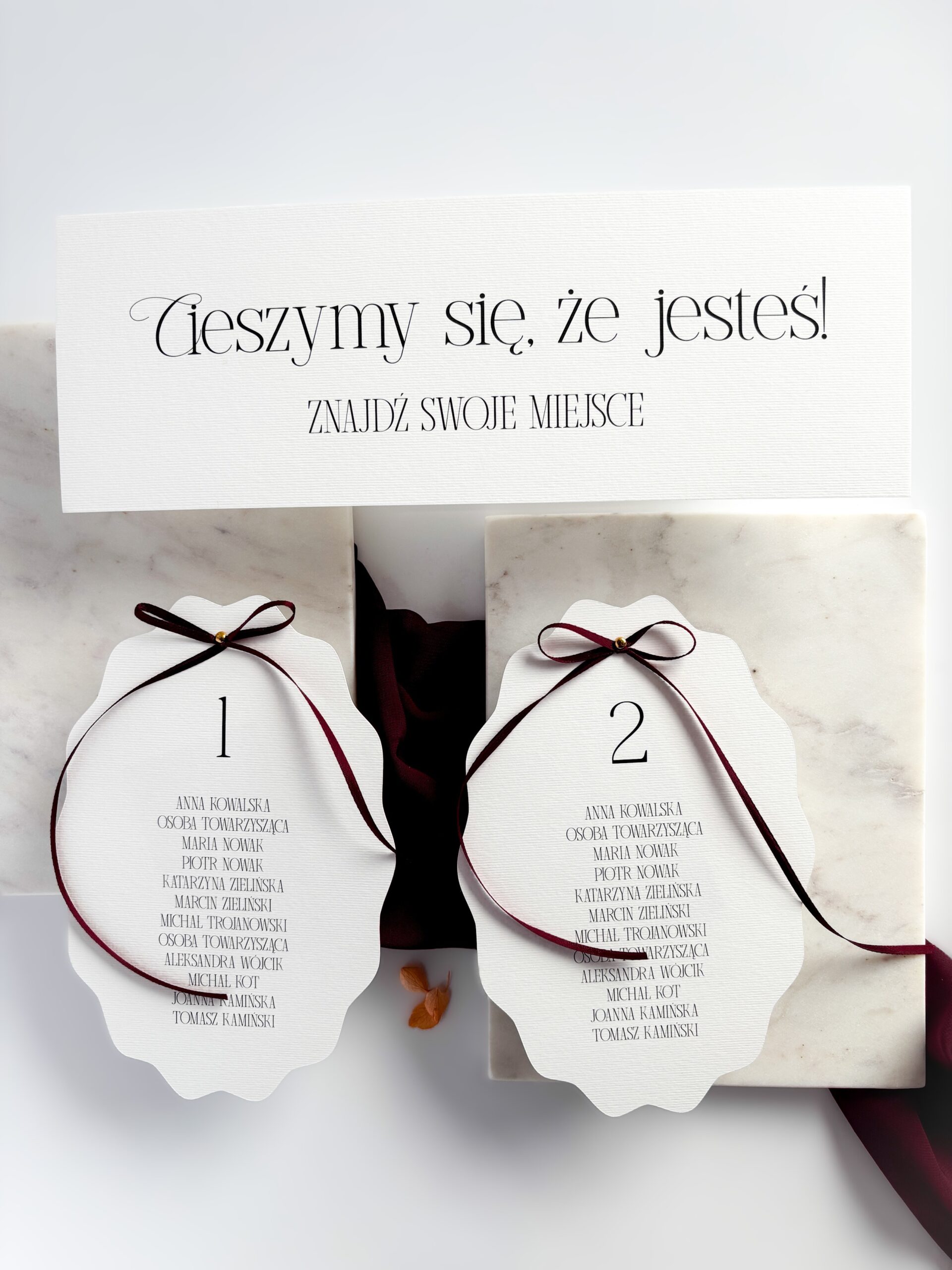 Karty A5 z usadzeniem gości z bordową wstążką kolekcja Vivienne