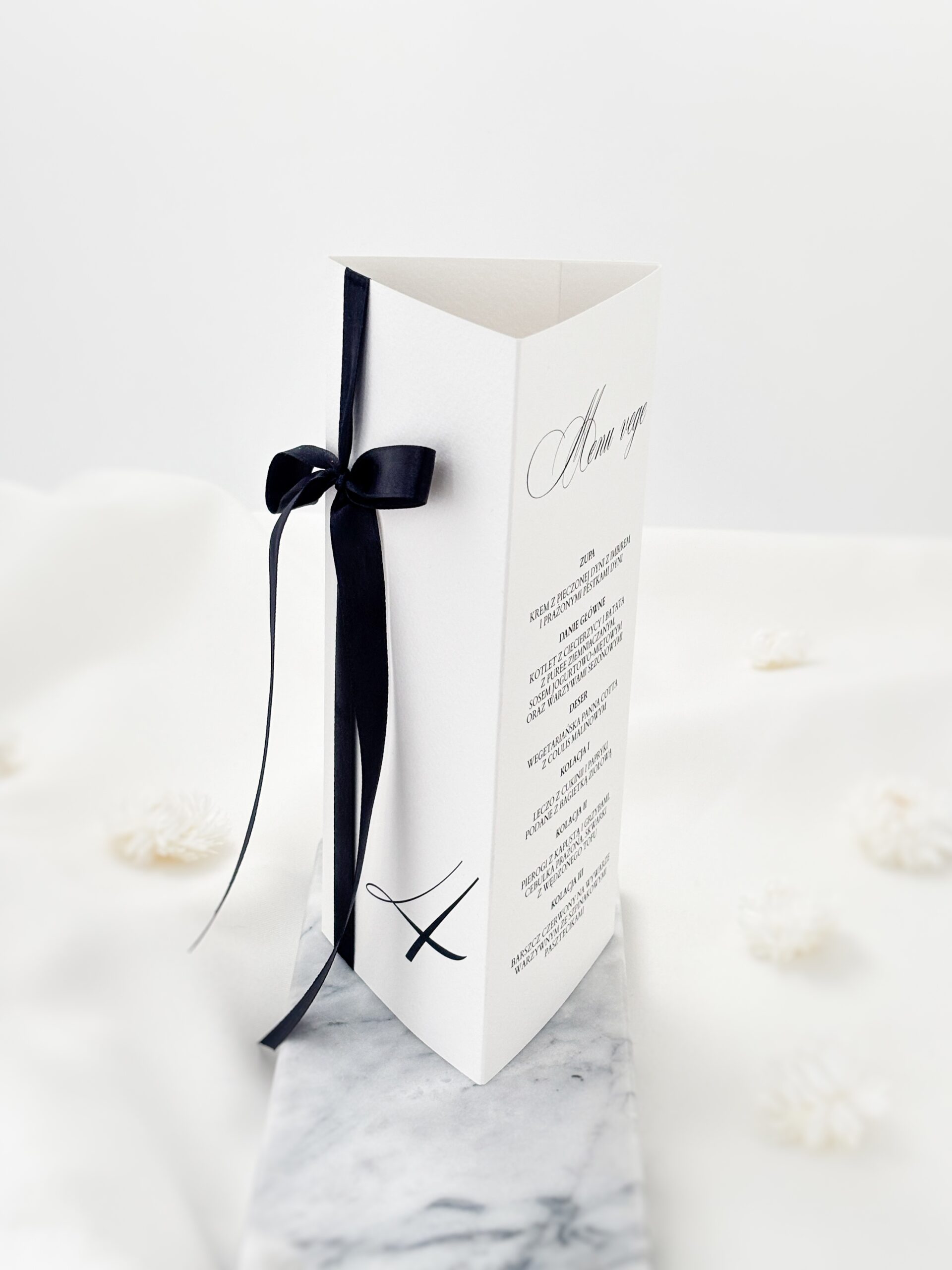 Menu stojące z numerem stołu i czarną kokardą