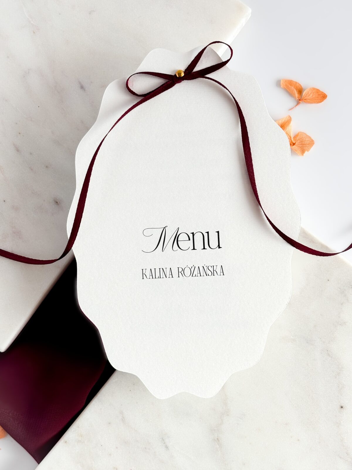 Nowoczesne menu ślubne z bordową wstążką na fakturowanym papierze