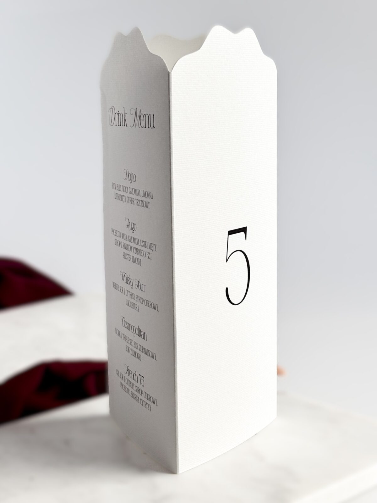 trójstronne menu weselne z numerem stołu, dekoracyjna, wycinana góra