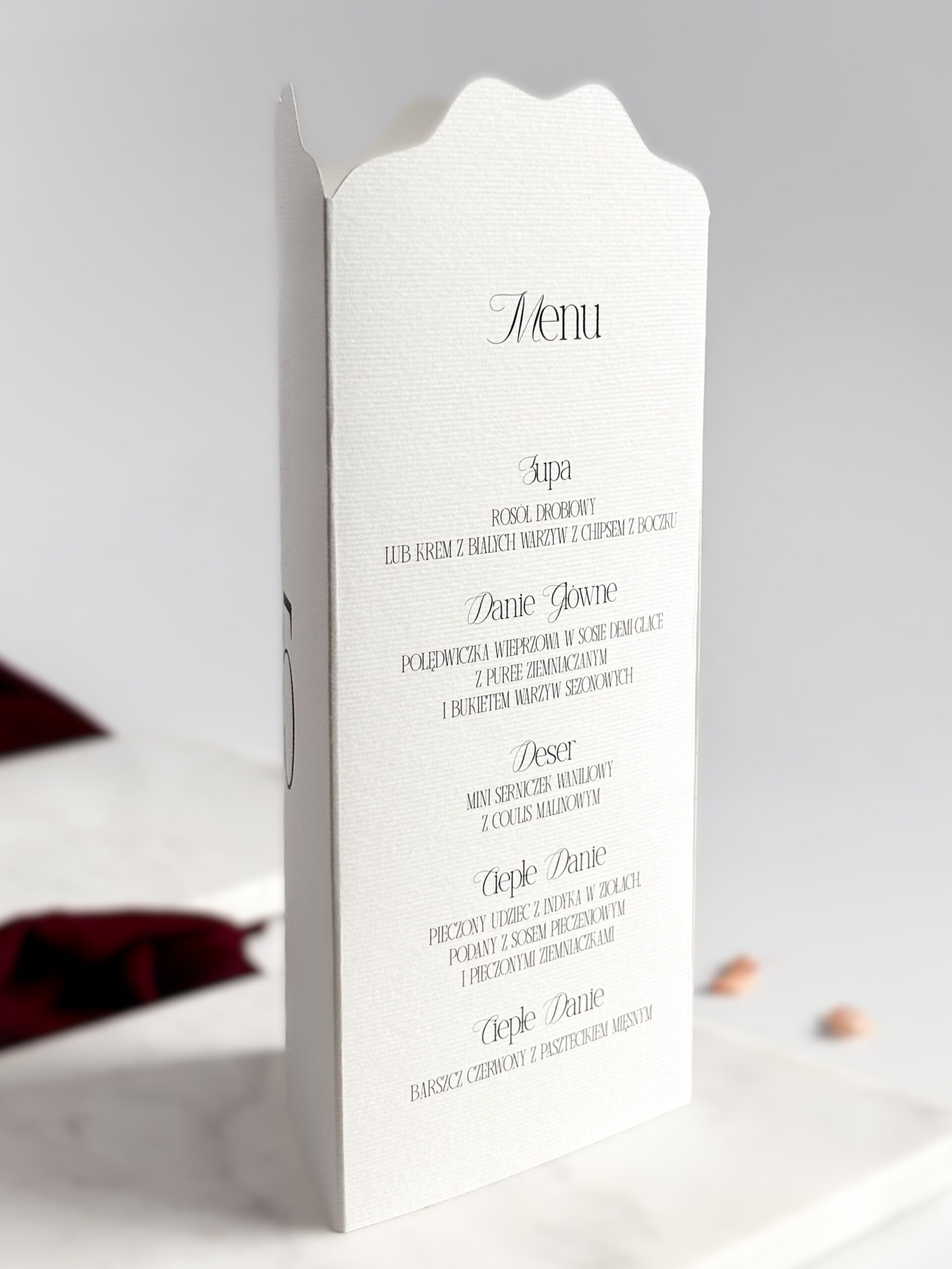 nowoczesne menu weselne stojące w pofalowanym kształcie