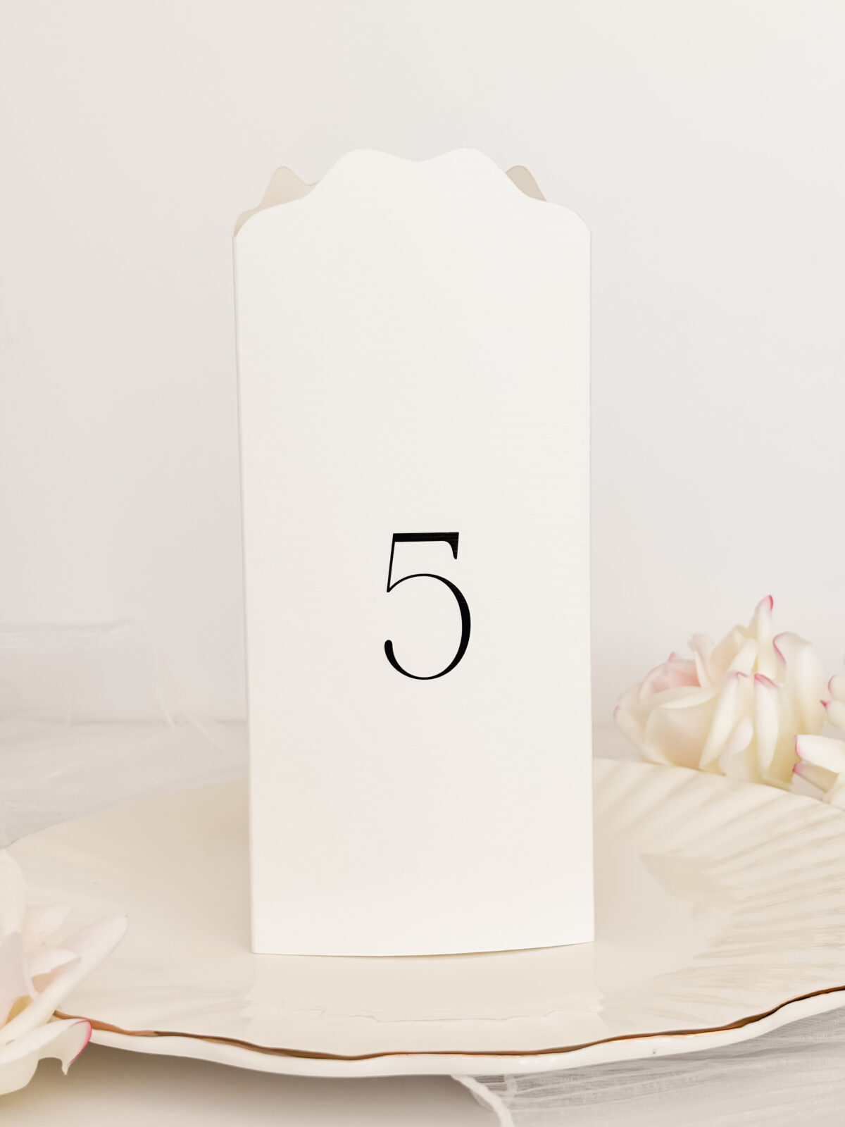 trójstronne menu weselne z numerem stołu, dekoracyjna, wycinana góra