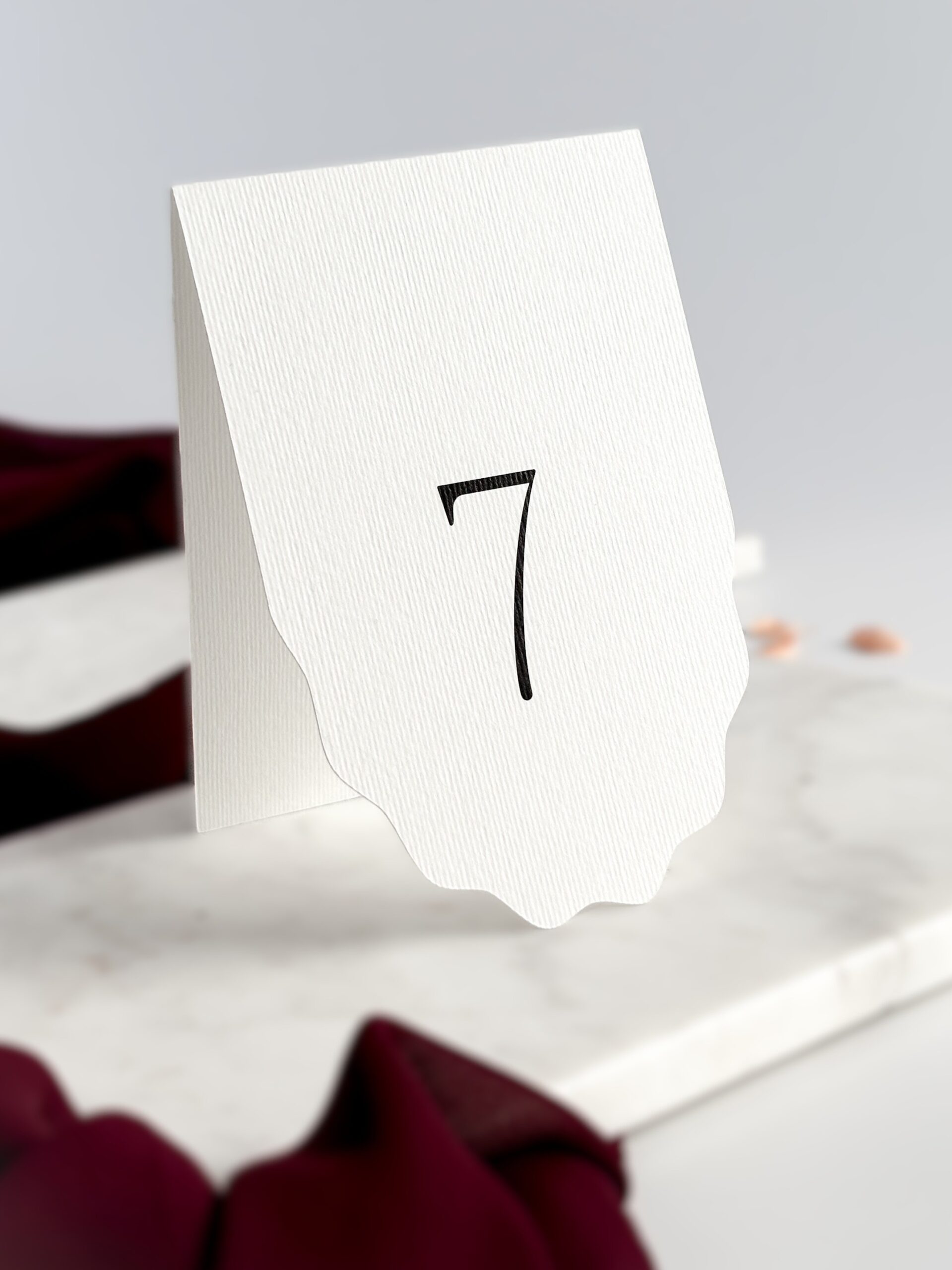 numer stołu Vivienne na białym papierze fakturowanym, frezowane wykończenie, elegancka tabliczka na stół weselny