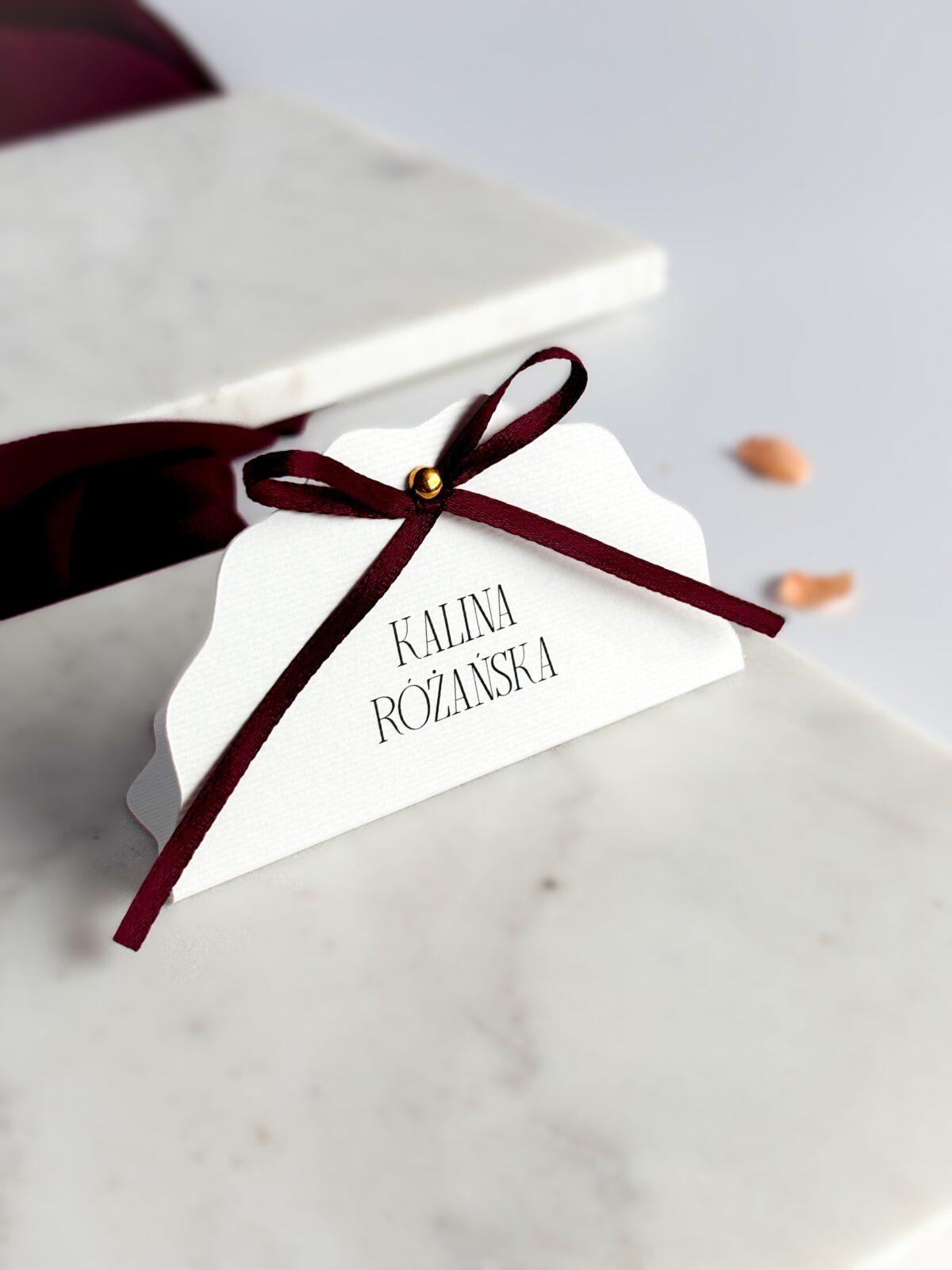 Winietka stojąca z kokardką Vivienne – elegancki dekoracyjny kształt fali, papier fakturowany