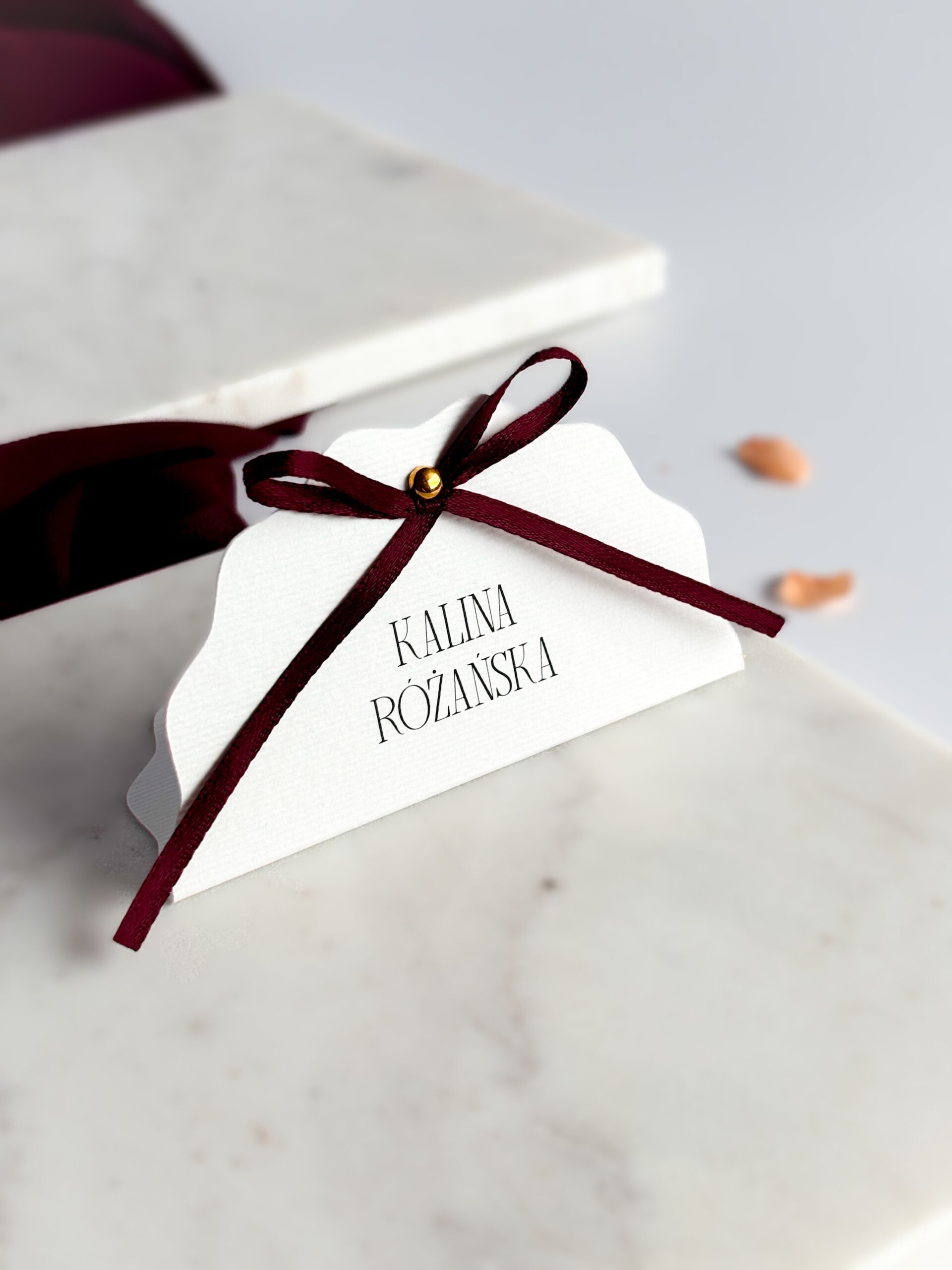 Winietka stojąca z kokardką Vivienne – elegancki dekoracyjny kształt fali, papier fakturowany