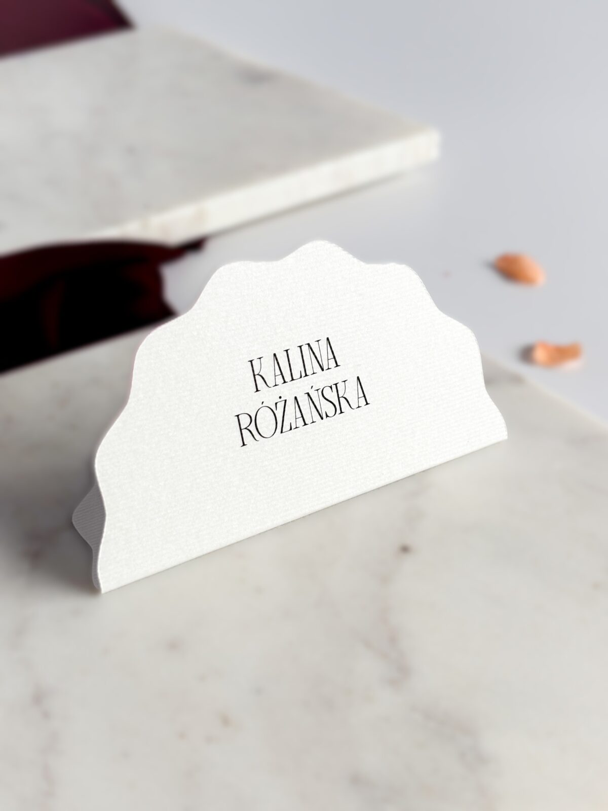 nowoczesna winietka w kształcie fali na białym fakturowanym papierze