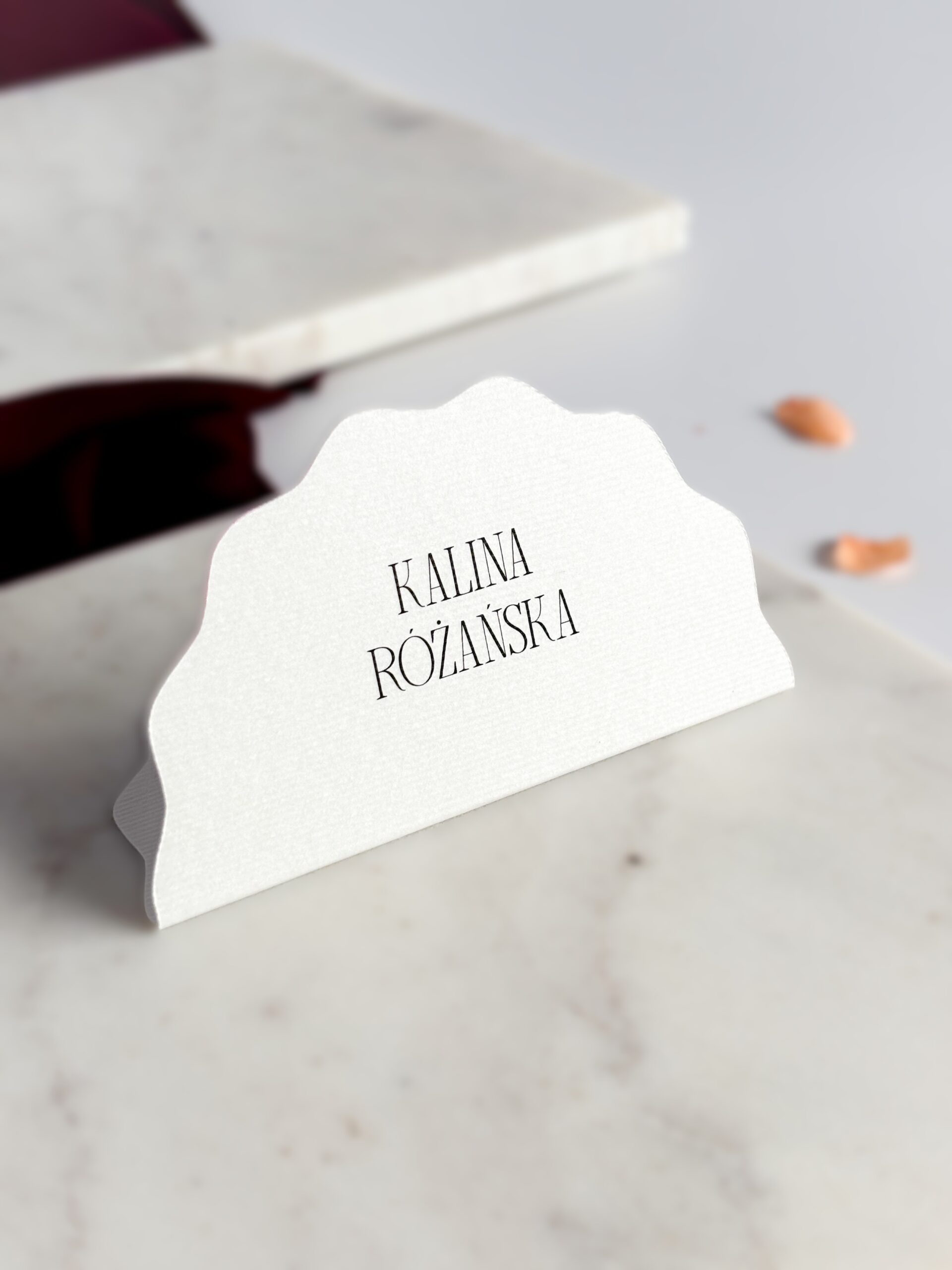 nowoczesna winietka w kształcie fali na białym fakturowanym papierze