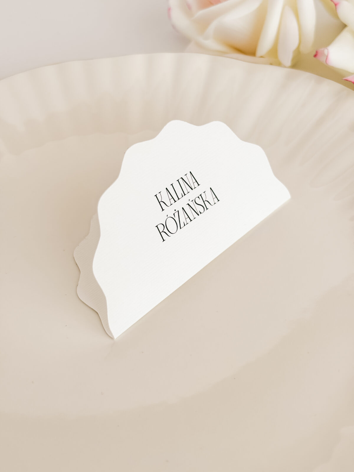 nowoczesna winietka w kształcie fali na białym fakturowanym papierze