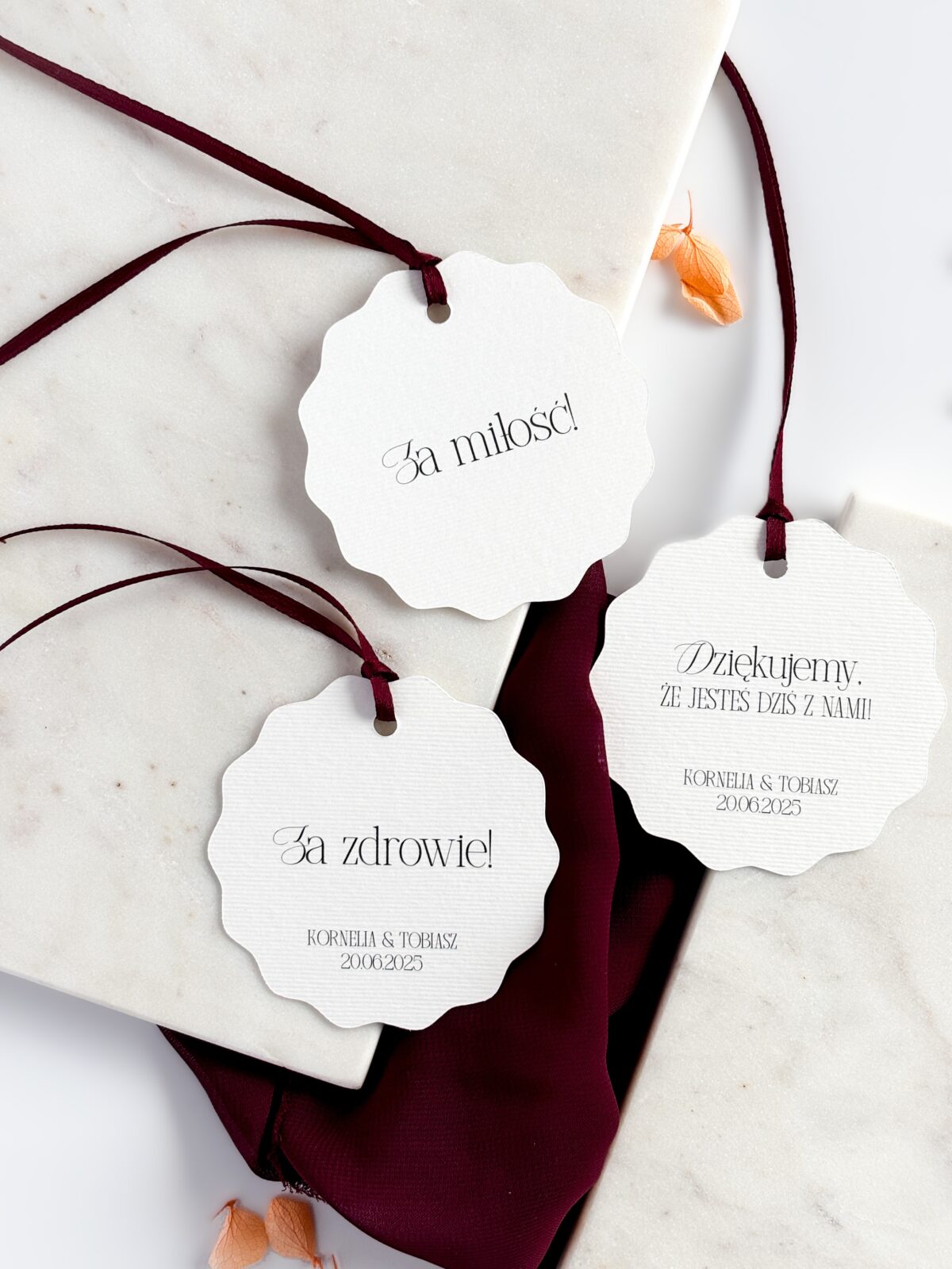 Zawieszki na alkohol weselny z bordową wstążką, papier premium, napisy Za zdrowie i podziękowanie, kolekcja Vivienne
