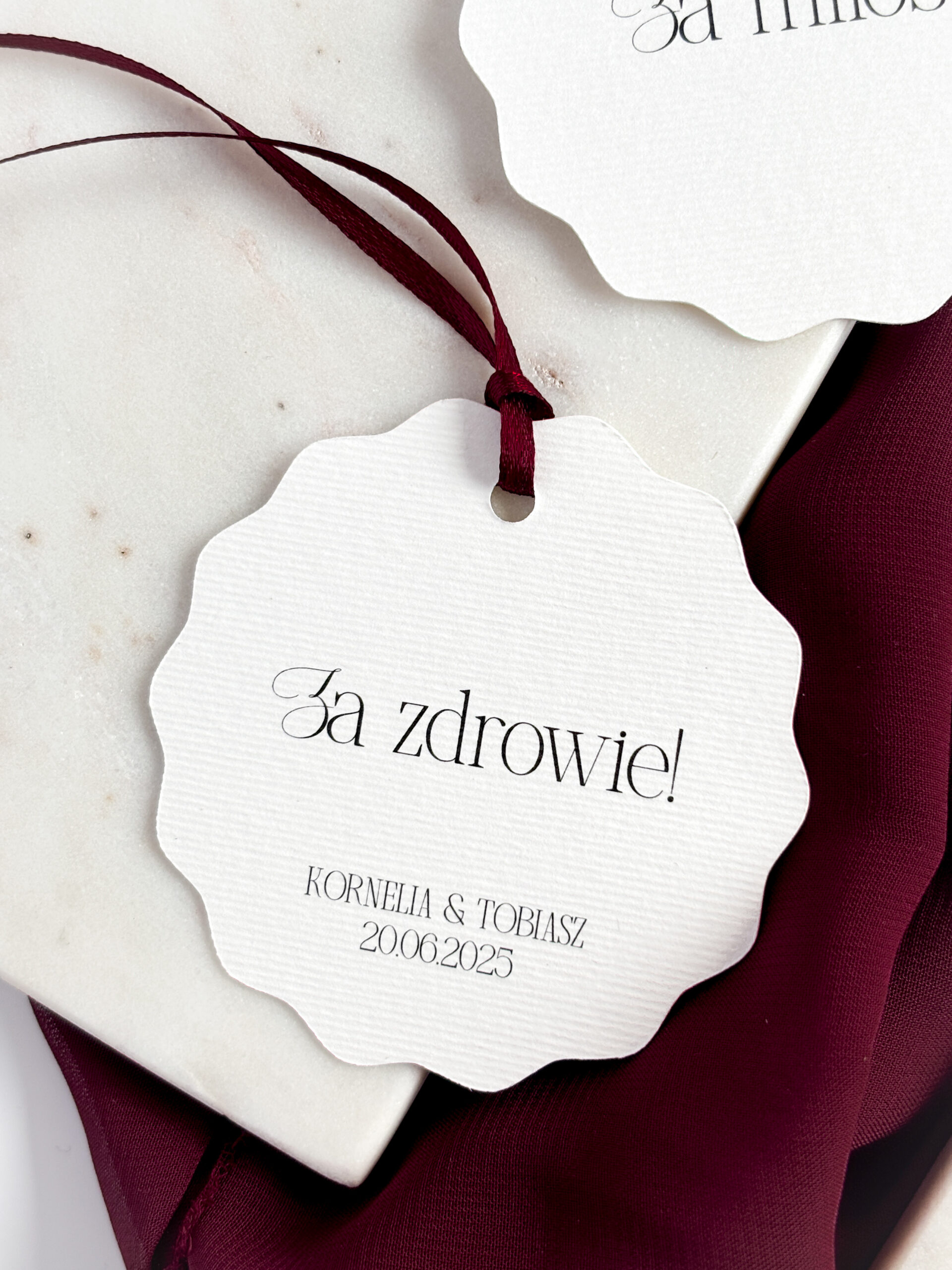 zawieszka na alkohol weselny z napisem "za zdrowie"