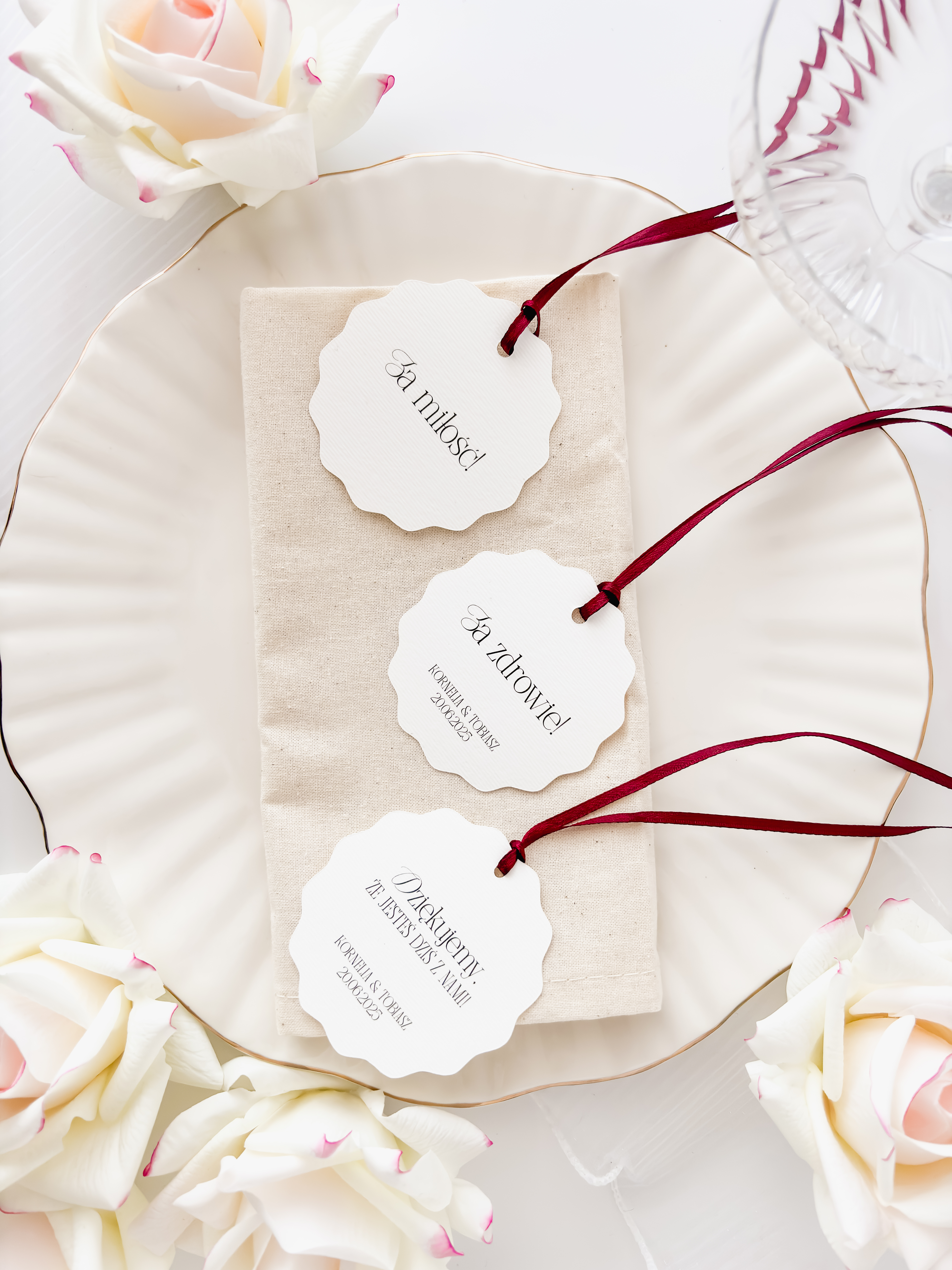 Zawieszki na alkohol weselny z bordową wstążką, papier premium, napisy Za zdrowie i podziękowanie, kolekcja Vivienne