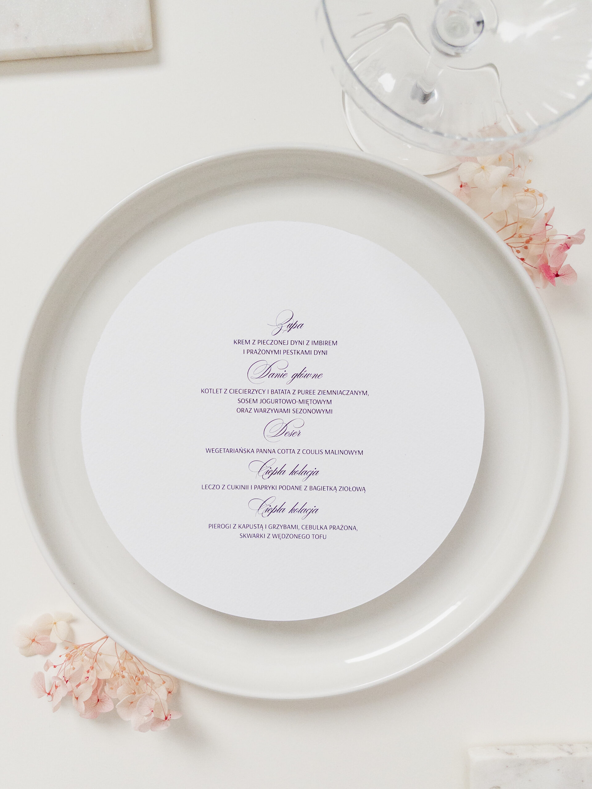 Okrągłe menu weselne z białym lakiem i winietką na papierze ecru