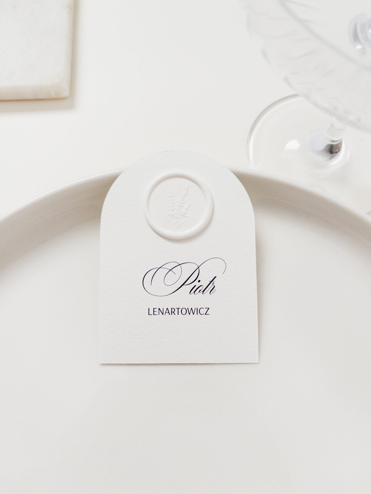 Winietka leżąca Zoya z białym lakiem i elegancką kaligrafią