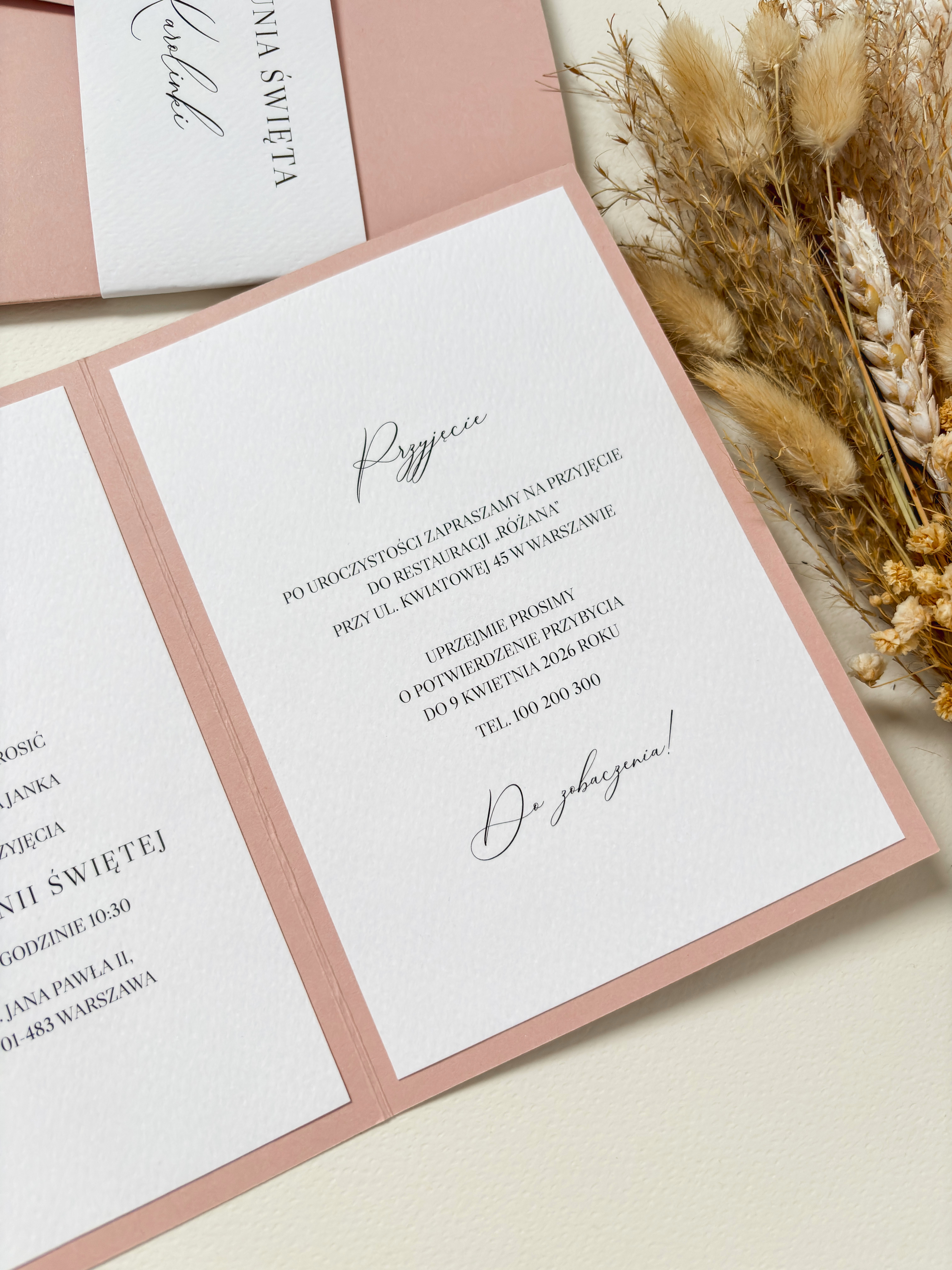 folderowe zaproszenie na komunię w odcieniach pudrowego różu