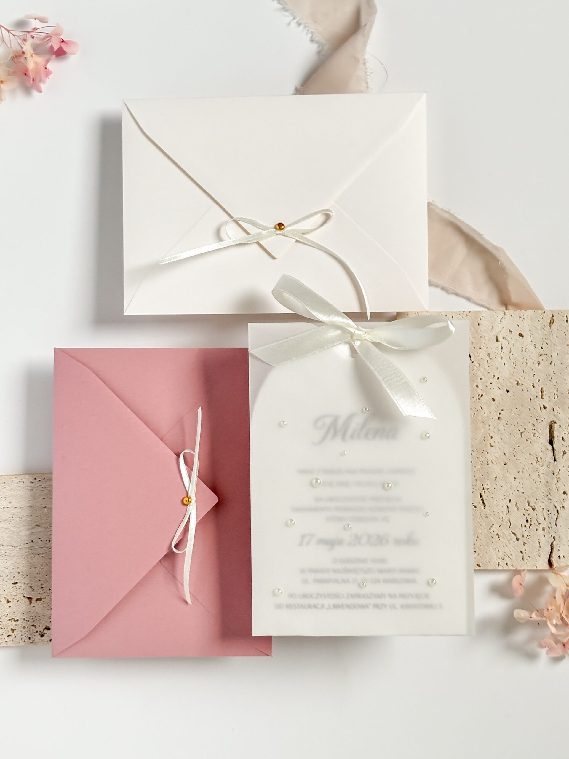 Nowoczesne zaproszenie komunijne z białą wstążką satynową