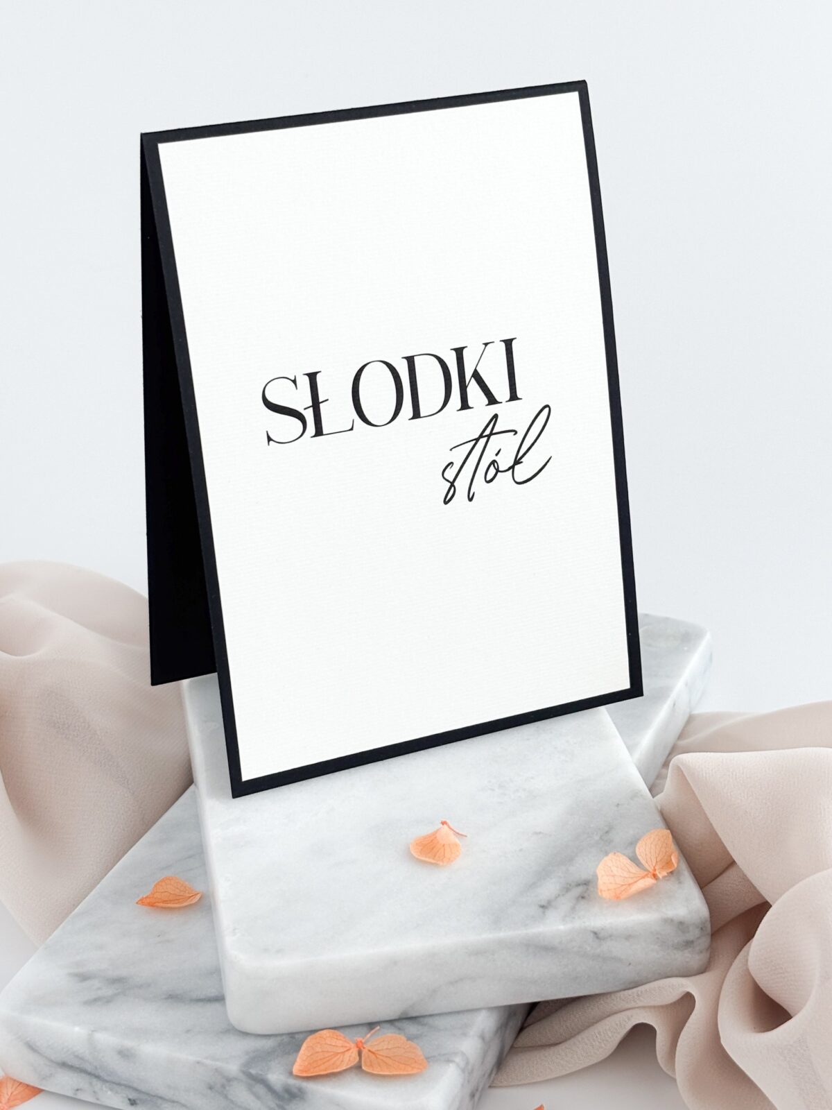 karta informacyjna z napisem „Słodki stół” w czerni i bieli