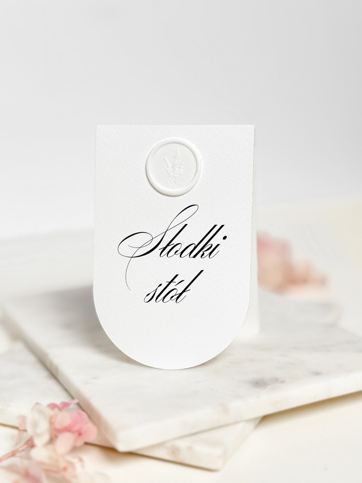Karta "słodki stół" z białym lakiem i ozdobnym kaligraficznym napisem