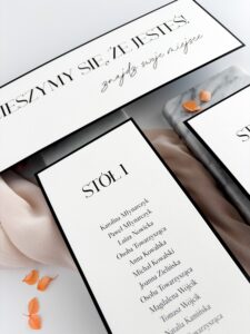 czarno-białe karty z usadzeniem gości