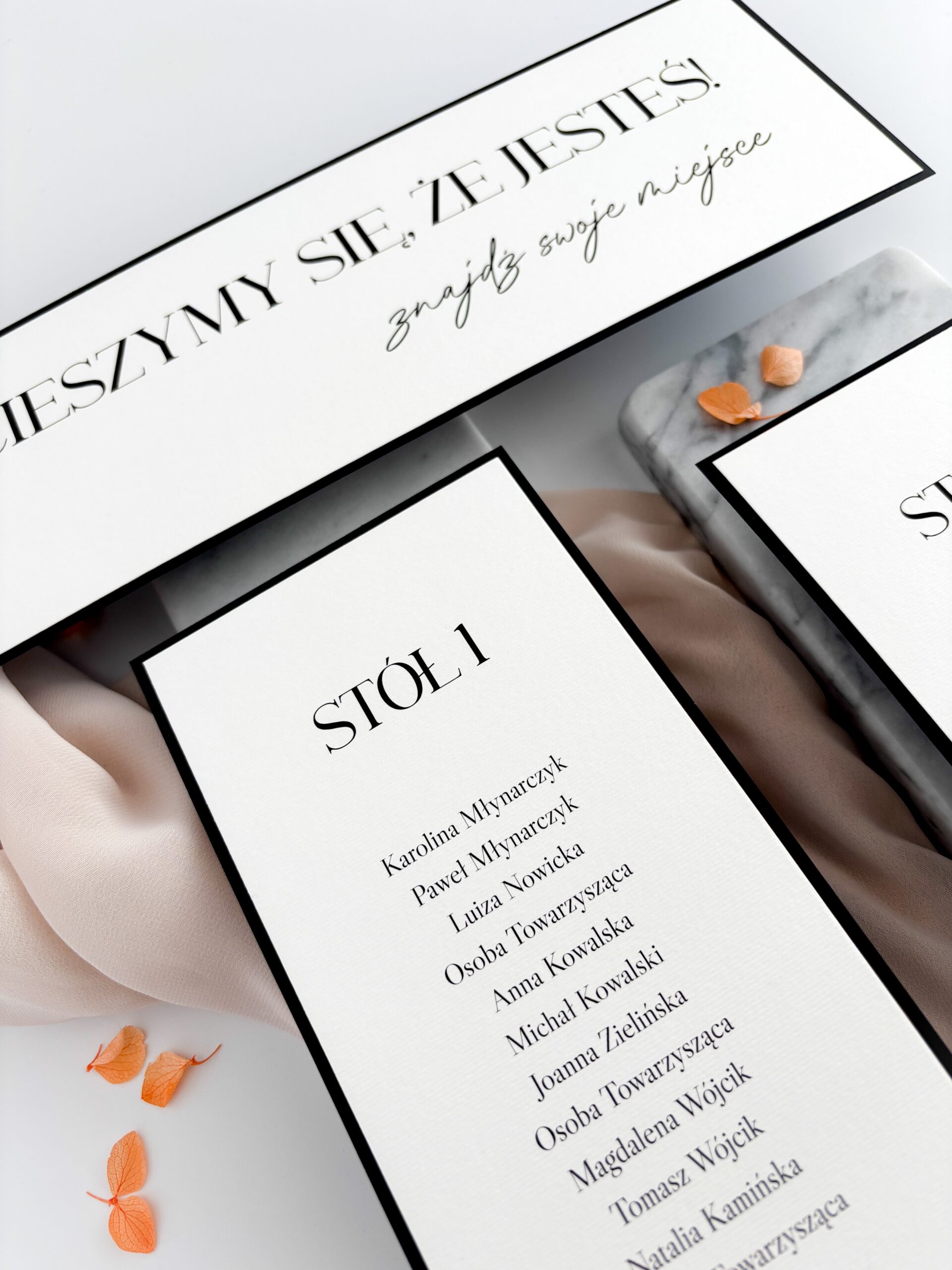 czarno-białe karty z usadzeniem gości