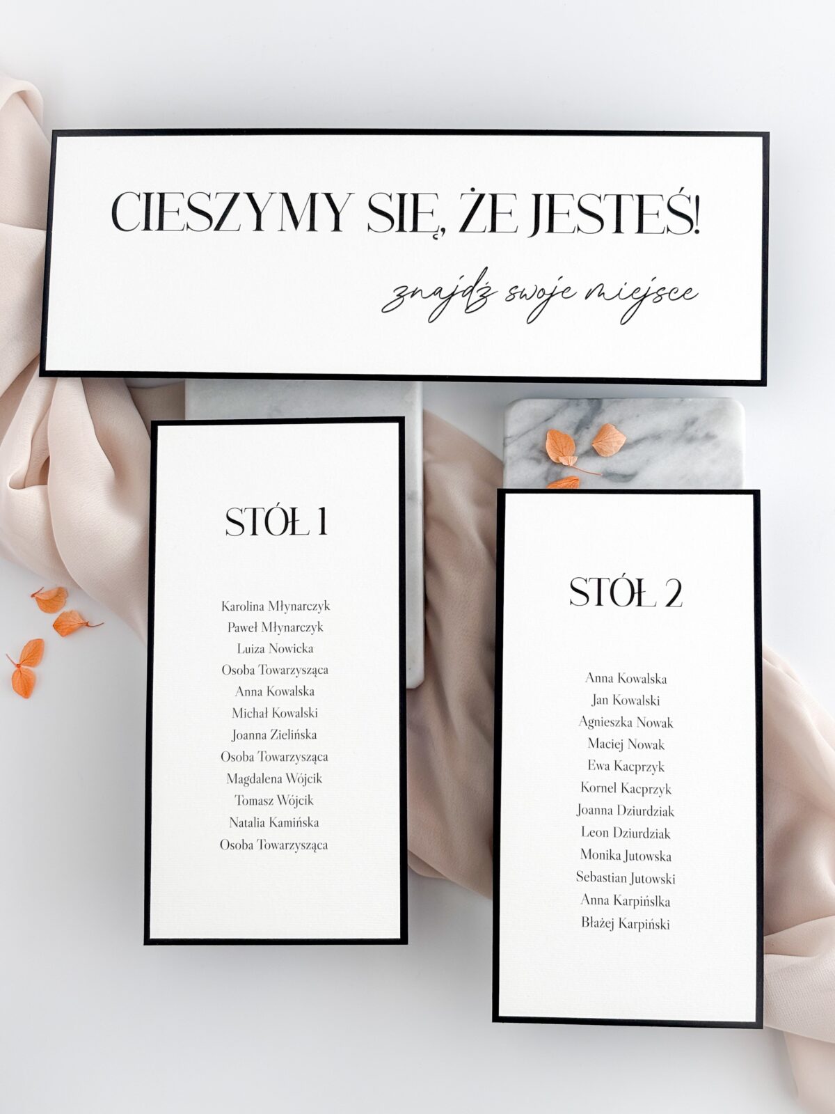 Plan stołów na kartach w kolorze czerni i bieli