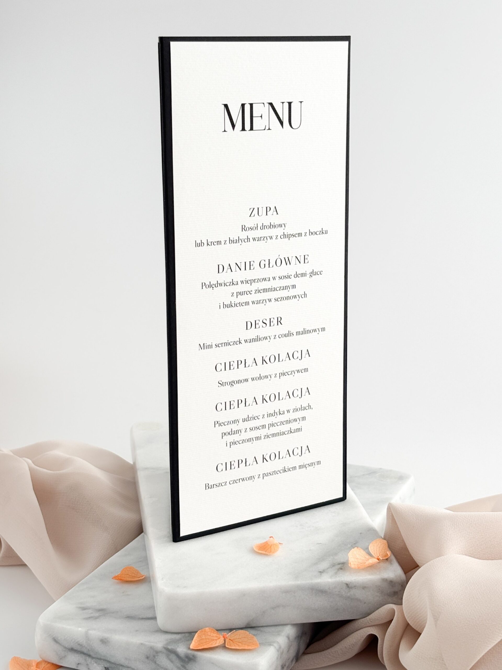 czarno-białe menu weselne trójkątne ustawione na stole