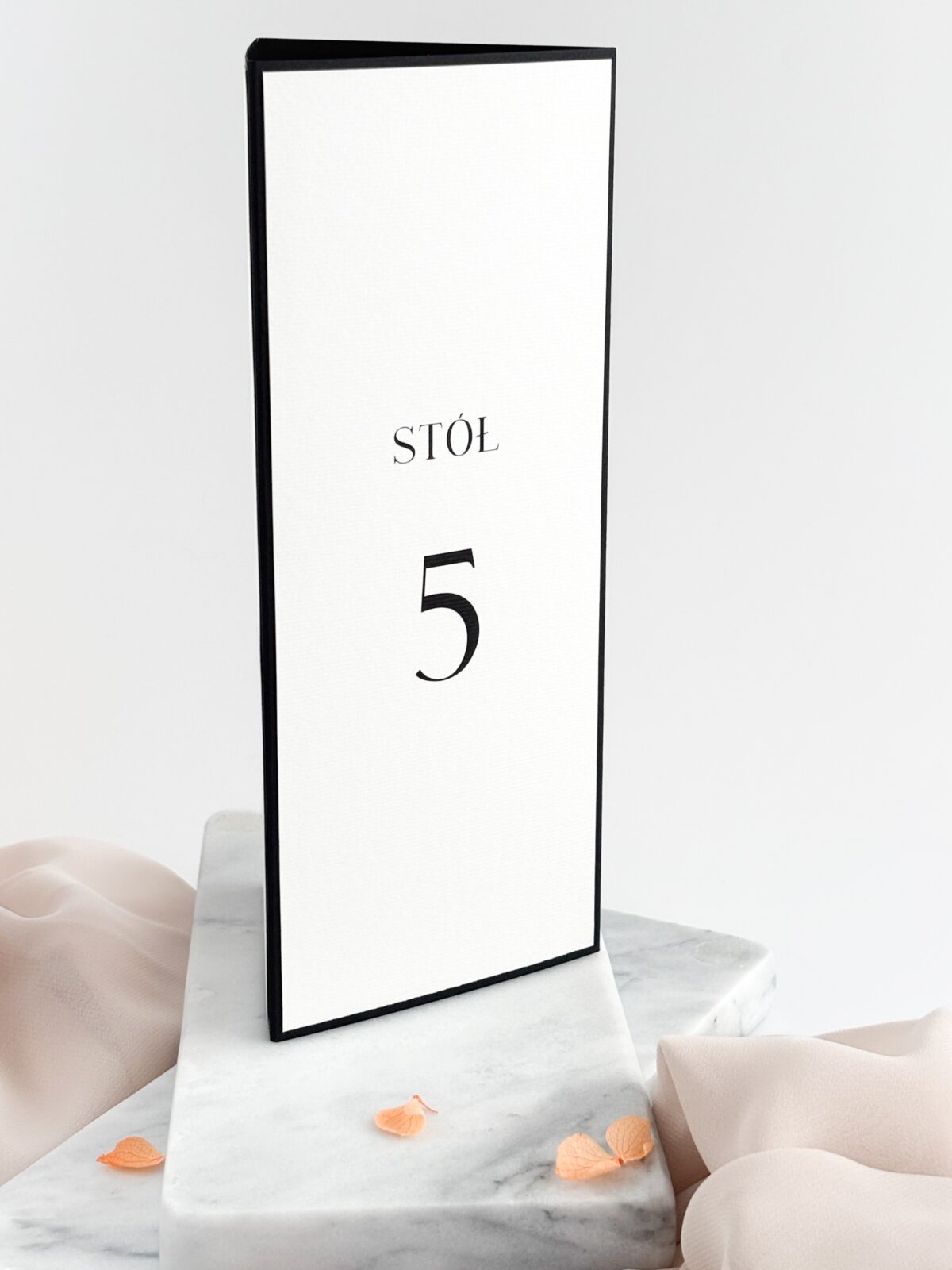 trójkątny numer stołu w kolorach czerni i bieli
