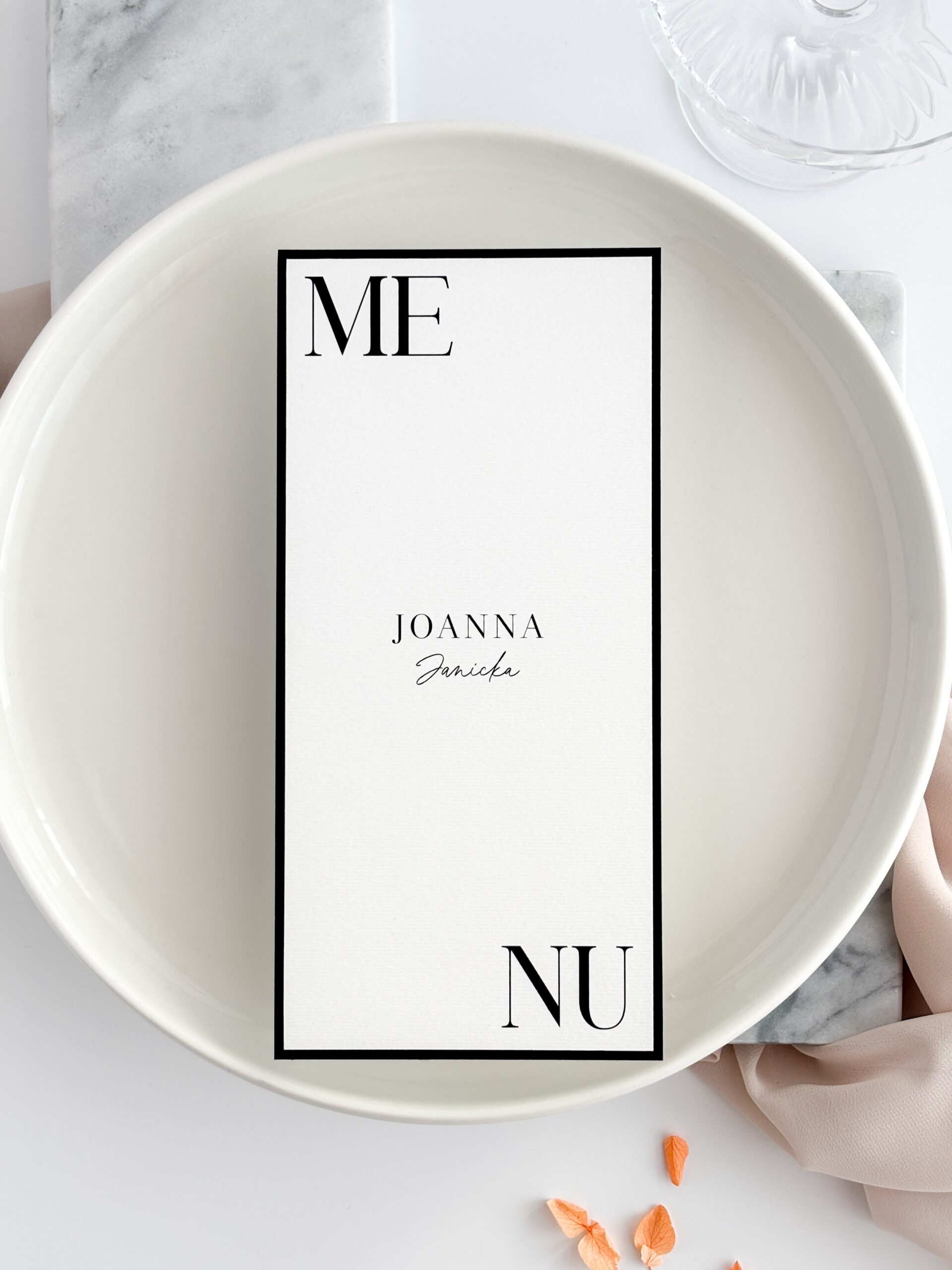 czarno-białe menu weselne ułożone na talerzu
