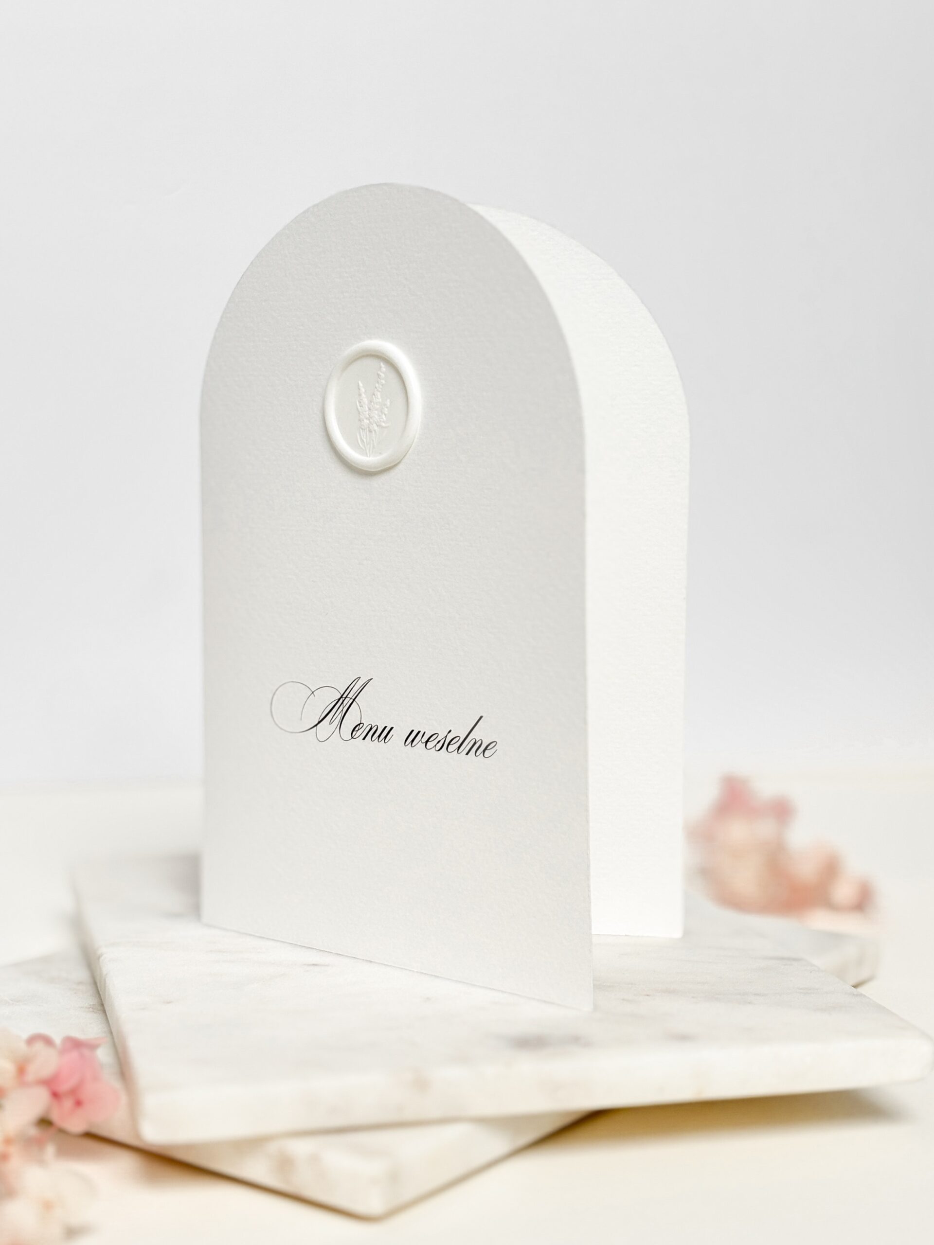 Rozkładane menu weselne z numerem stołu w półokrągłym kształcie