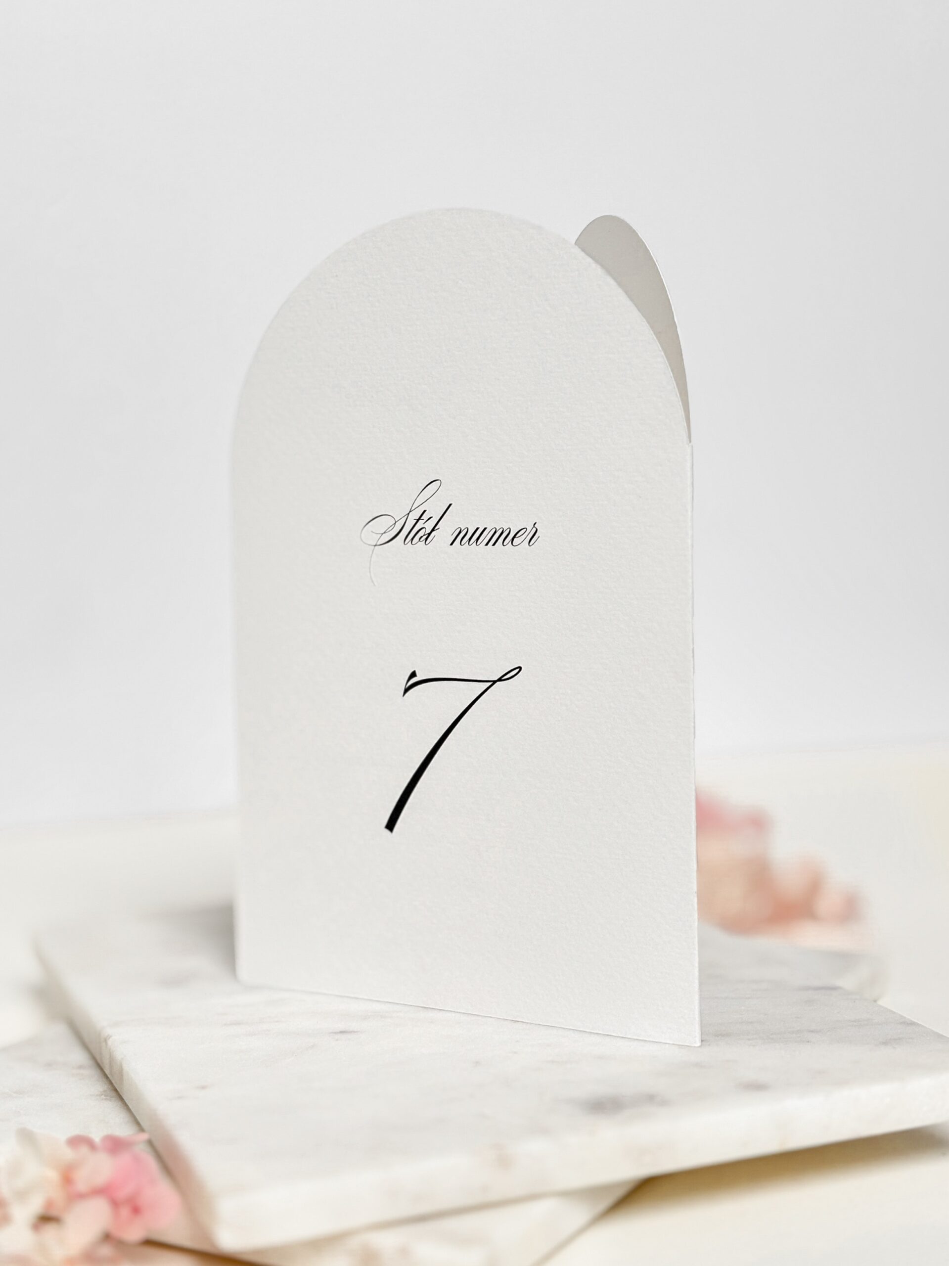 numer stołu w formie łuku