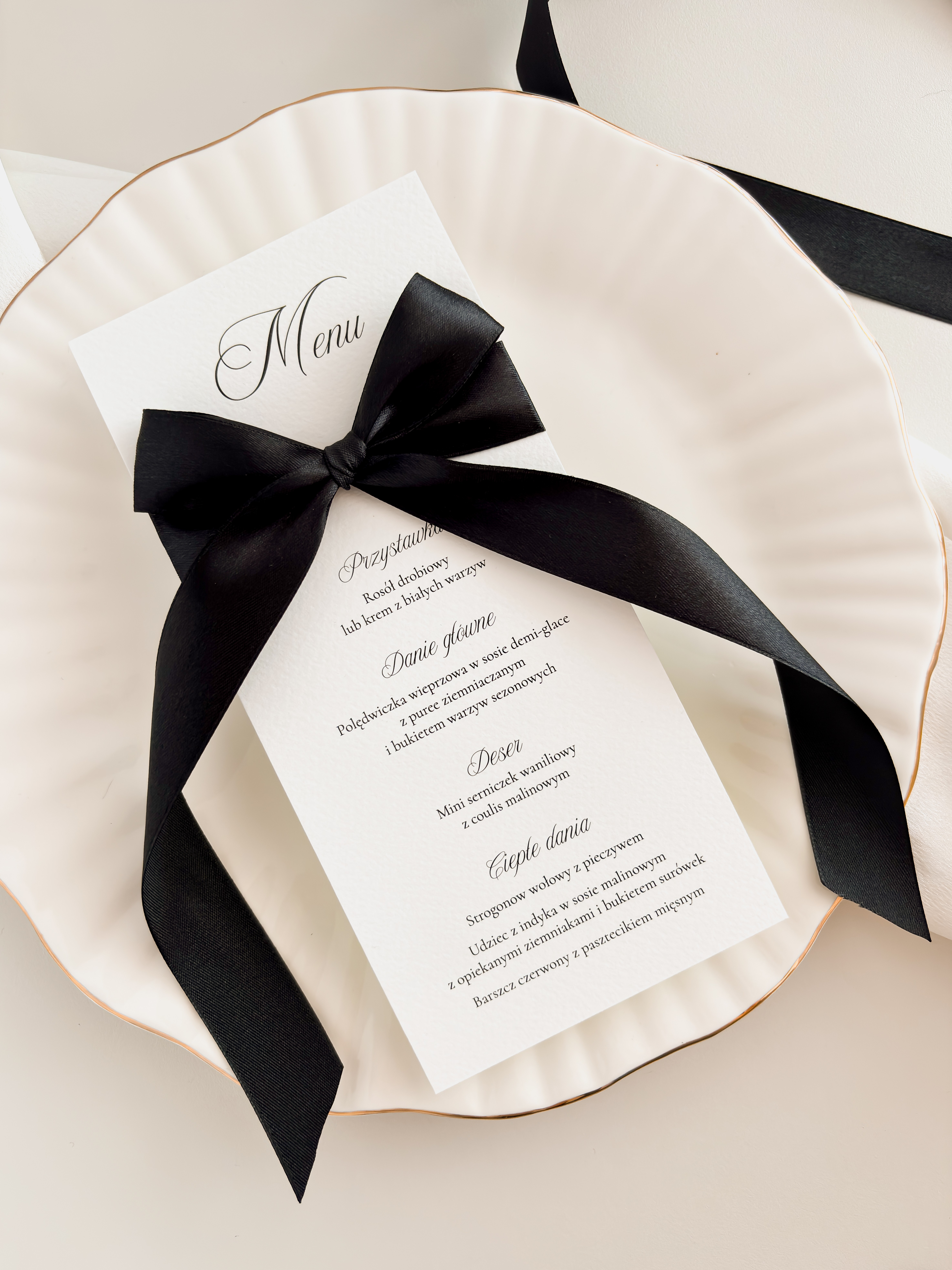 czarno-białe menu weselne na talerz