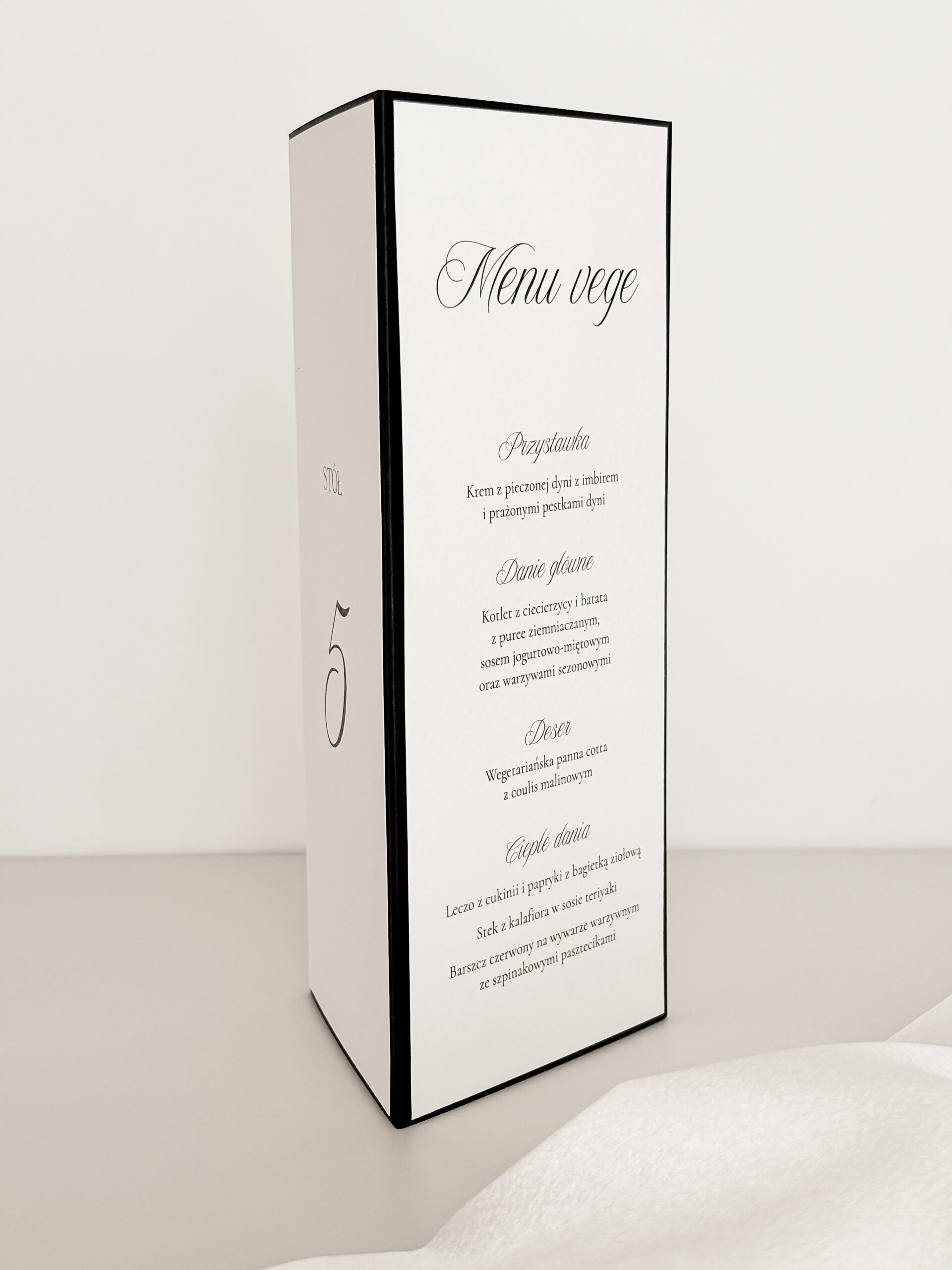 trójkątne vege menu weselne w czerni i bieli