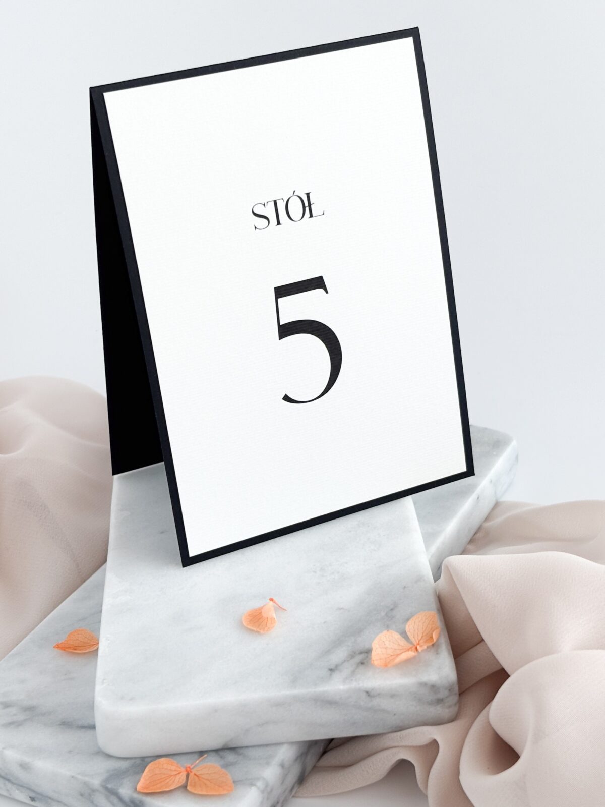 karta z numerem stołu w czarno-białym stylu