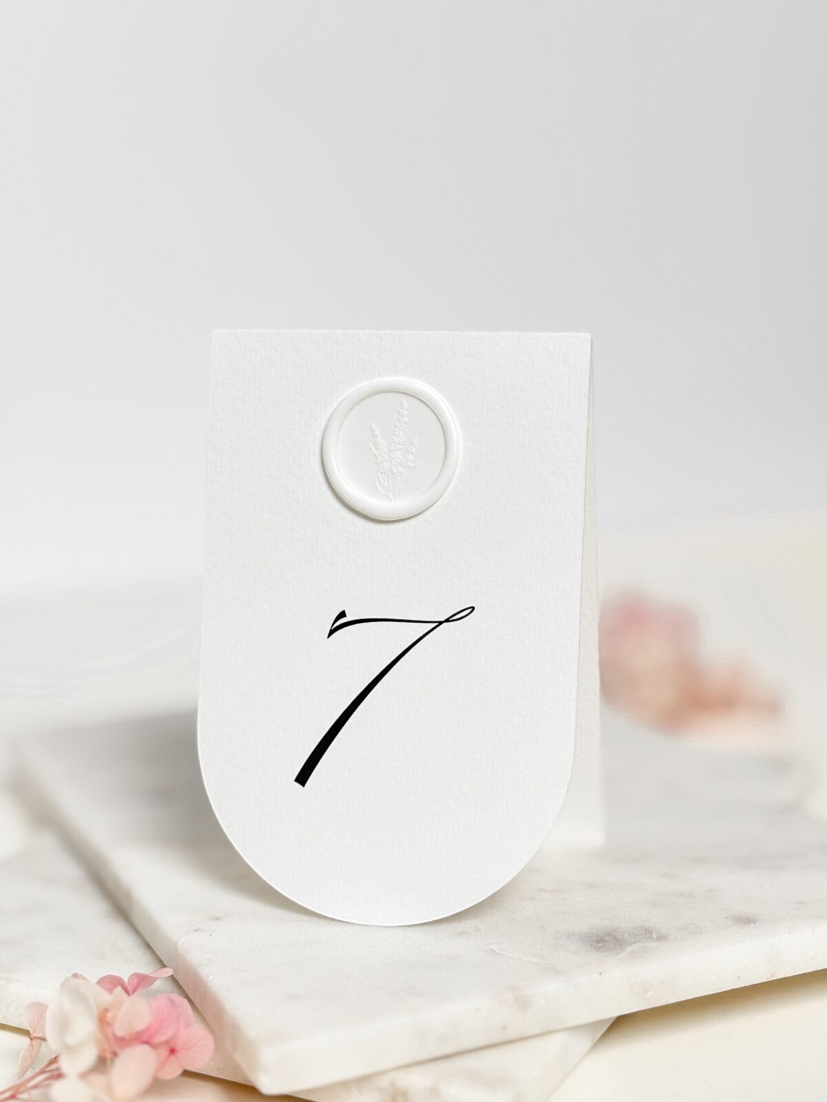 Numer stołu weselnego Zoya z białym lakiem, zaokrąglony kształt