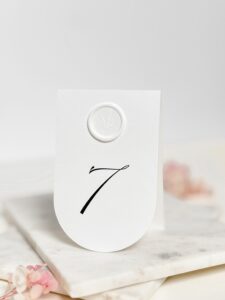 Numer stołu weselnego Zoya z białym lakiem, zaokrąglony kształt