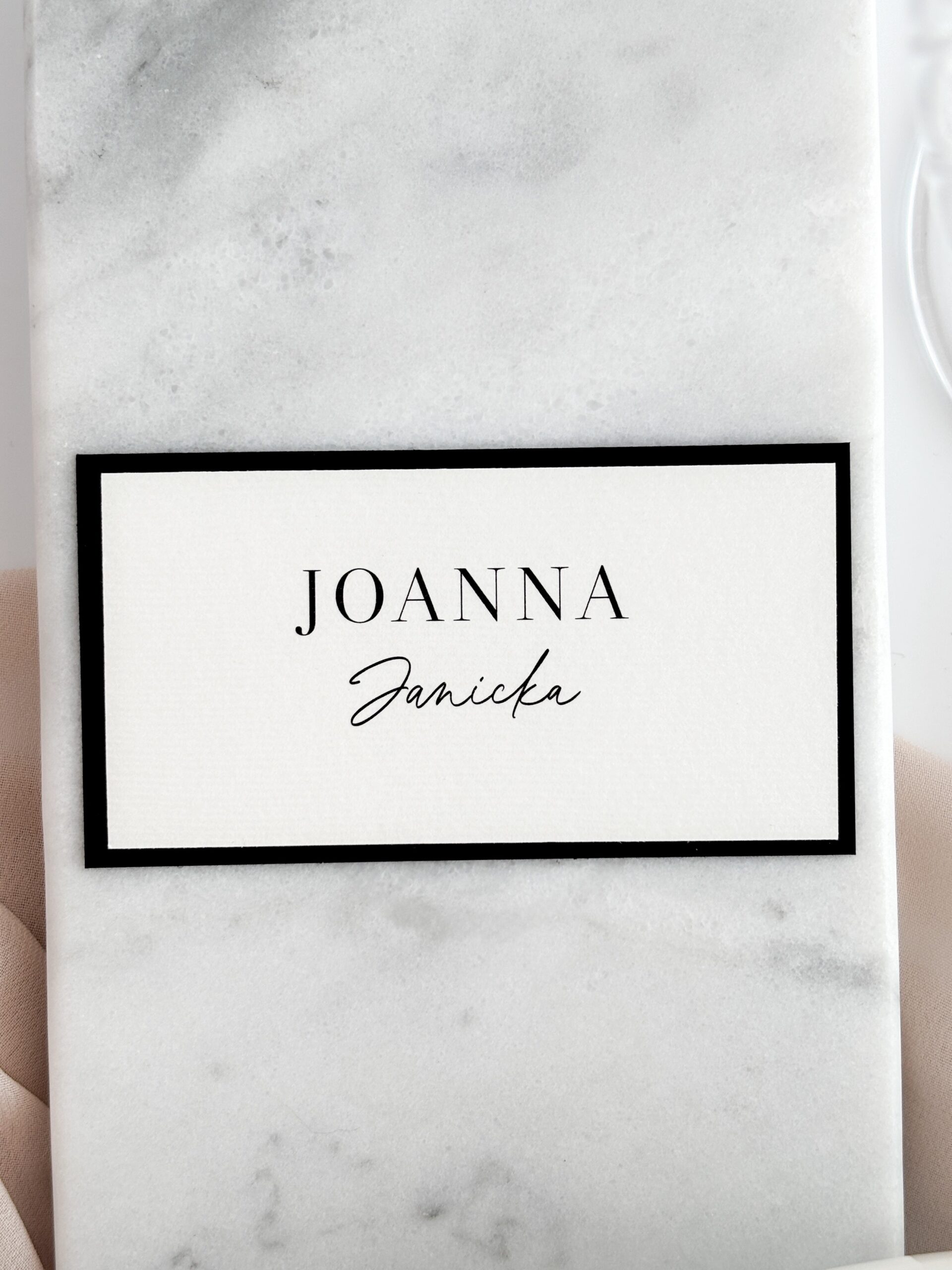 Czarno-biała winietka – wersja Adele czarno-biała winietka z eleganckim fontem
