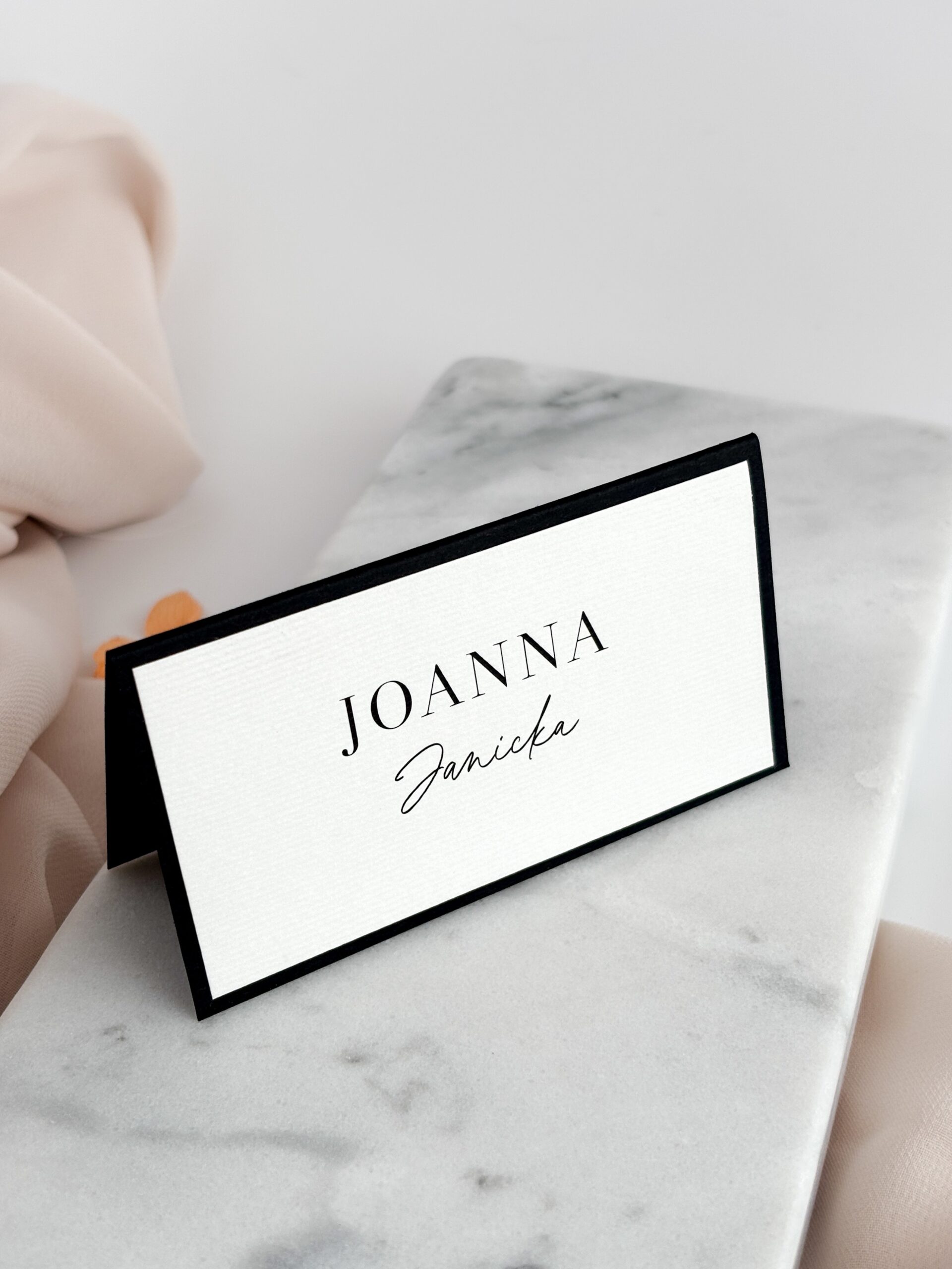 Winietka stojąca – ujęcie 1 Czarno-biała winietka stojąca z danymi gościa