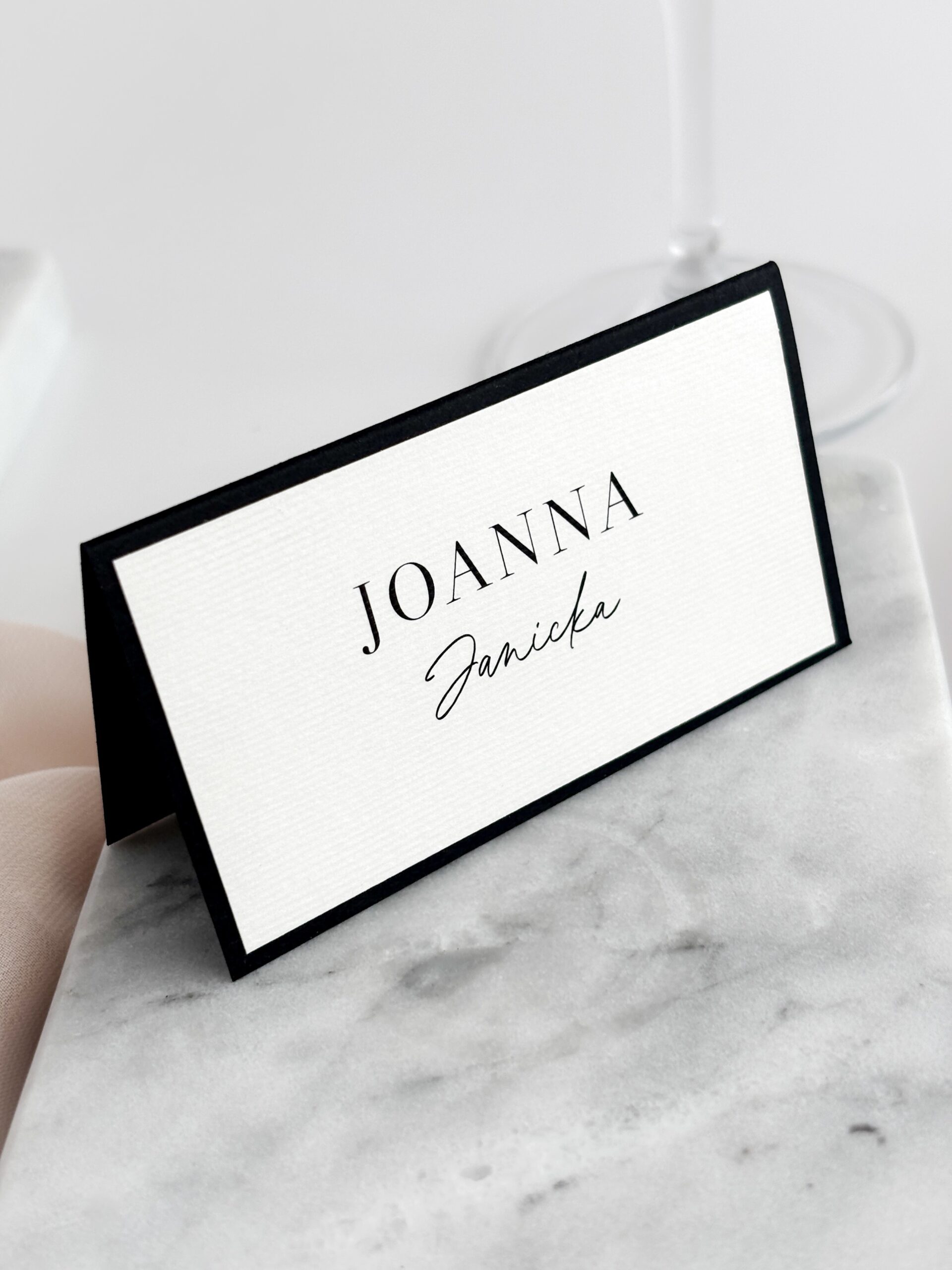 Minimalistyczna Czarno-biała winietka stojąca w formie stojącej